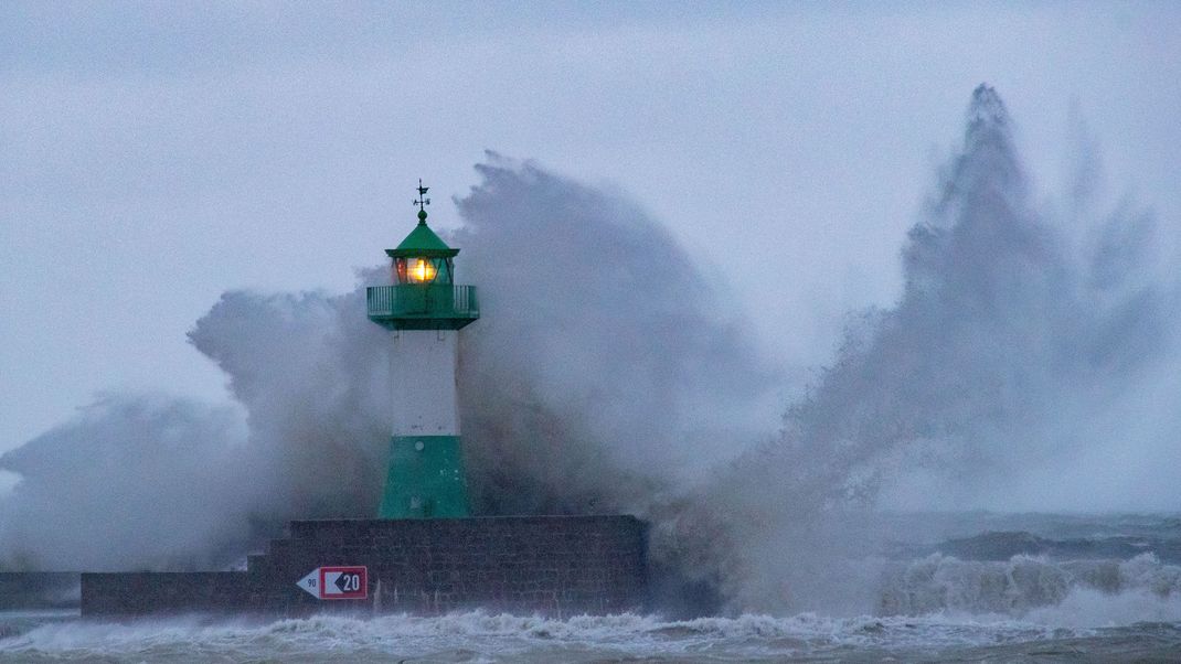 20.10.2023, Mecklenburg-Vorpommern, Sassnitz: Riesenwellen schlagen über den Leuchtturm in Sassnitz. 