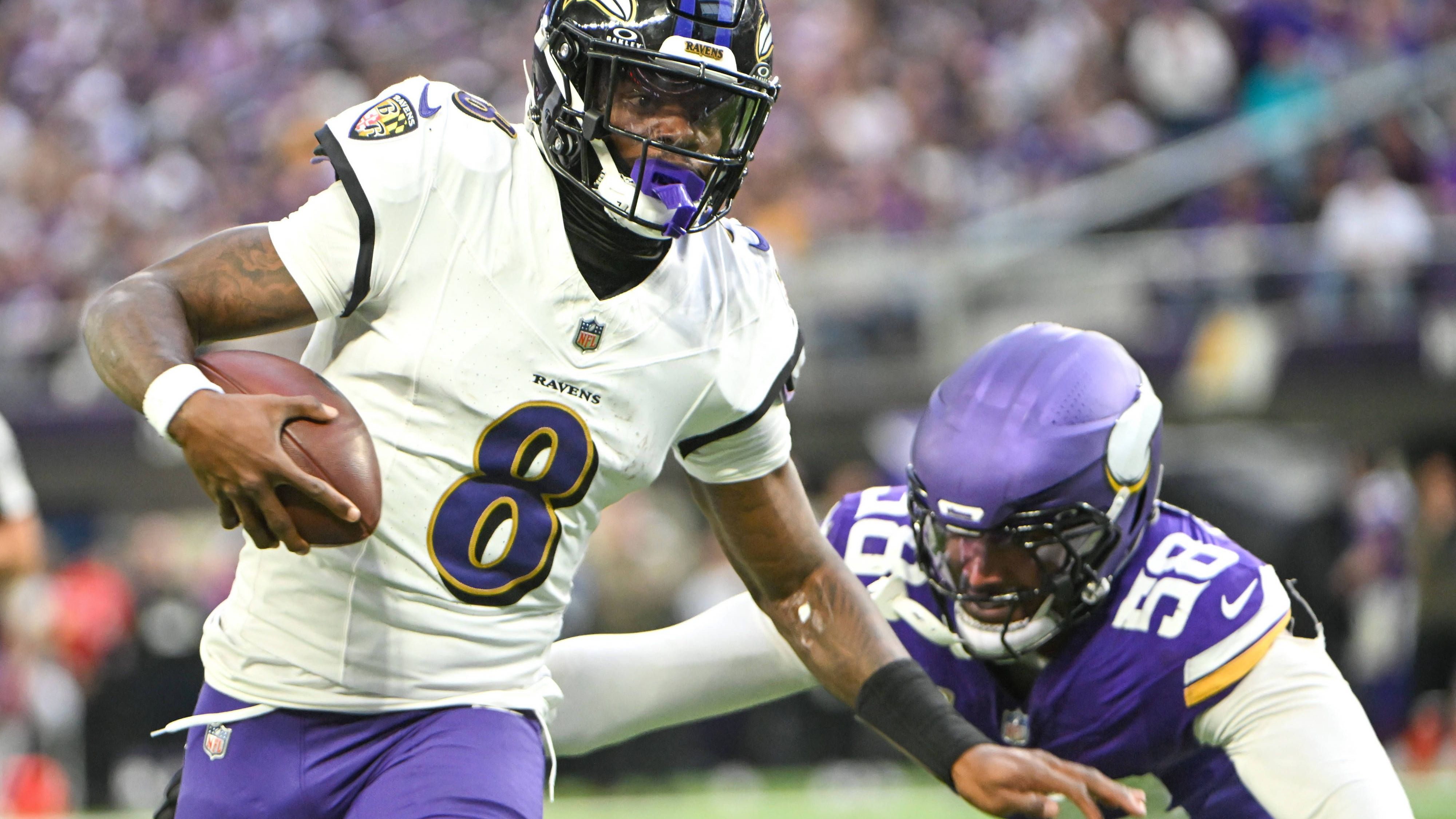 <strong>Lamar Jackson (Baltimore Ravens)</strong><br>Quarterback Lamar Jackson wird gegen die Cleveland Browns am Wochenende auflaufen können. Der 28-Jährige setzte am Mittwoch wegen Knieproblemen mit dem Training aus, steht für das Duell mit den Browns aber nicht auf dem Injury Report. Jackson war zuletzt vier Wochen ausgefallen und gab erst vor zwei Wochen sein Comeback.