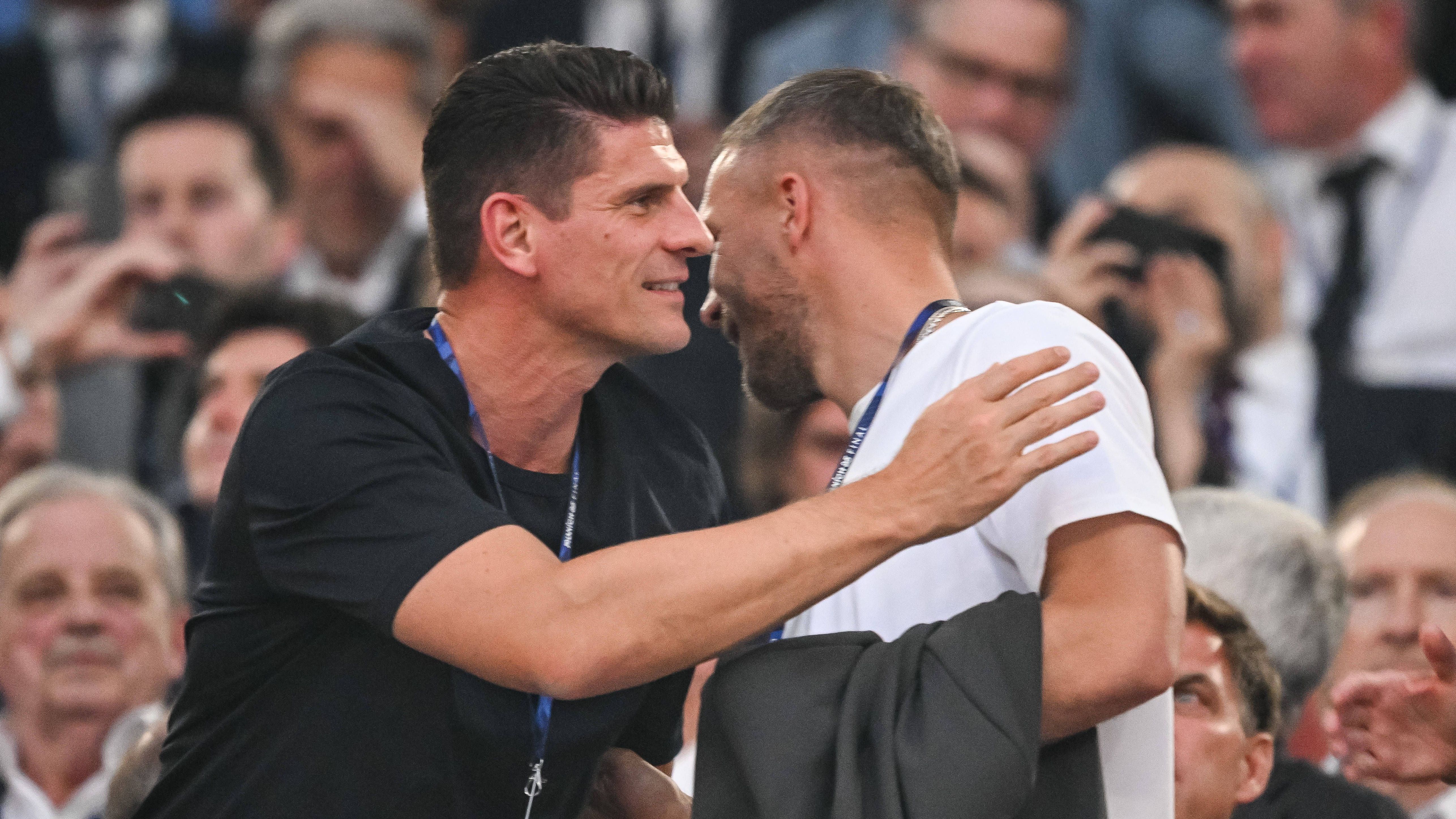 <strong>Mario Gomez und Lukas Podolski</strong><br>Schlechte Laune gibt es bei Lukas Podolski (r.) nicht, das steckt auch Mario Gomez an, der sich über das Wiedersehen mit dem Ex-Bayern- und DFB-Kollegen freut.