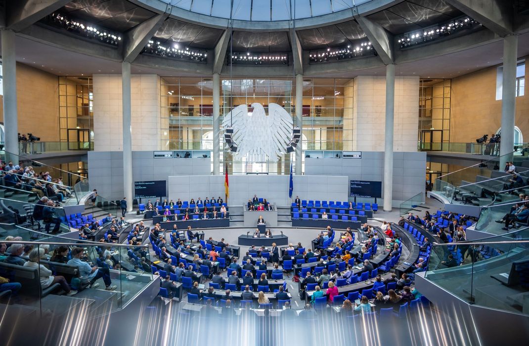 Der Bundestag stimmt namentlich über das "Sicherheitspaket" ab. (Archivbild)