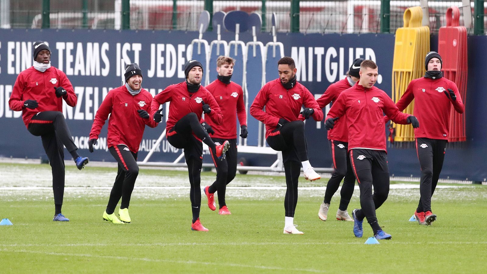 
                <strong>RB Leipzig</strong><br>
                Beim Testspiel gegen Galatasaray Istanbul klappte beim RB Leipzig längst noch nicht alles, viele Aktionen liefen ins Leere. Schließlich trennte man sich gegen den türkischen Meister 1:1-Unentschieden. Besonders bitter: Flügelspieler Bruma verletzte sich und muss beim Auftakt-Kracher gegen den BVB passen. Gute Nachrichten für die Leipziger gibt's dafür von Emil Forsberg. Der schwedische Spielmacher trainiert nach langer Leidenszeit wieder mit der Mannschaft. Das Spiel am Samstag kommt aber noch zu früh.
              