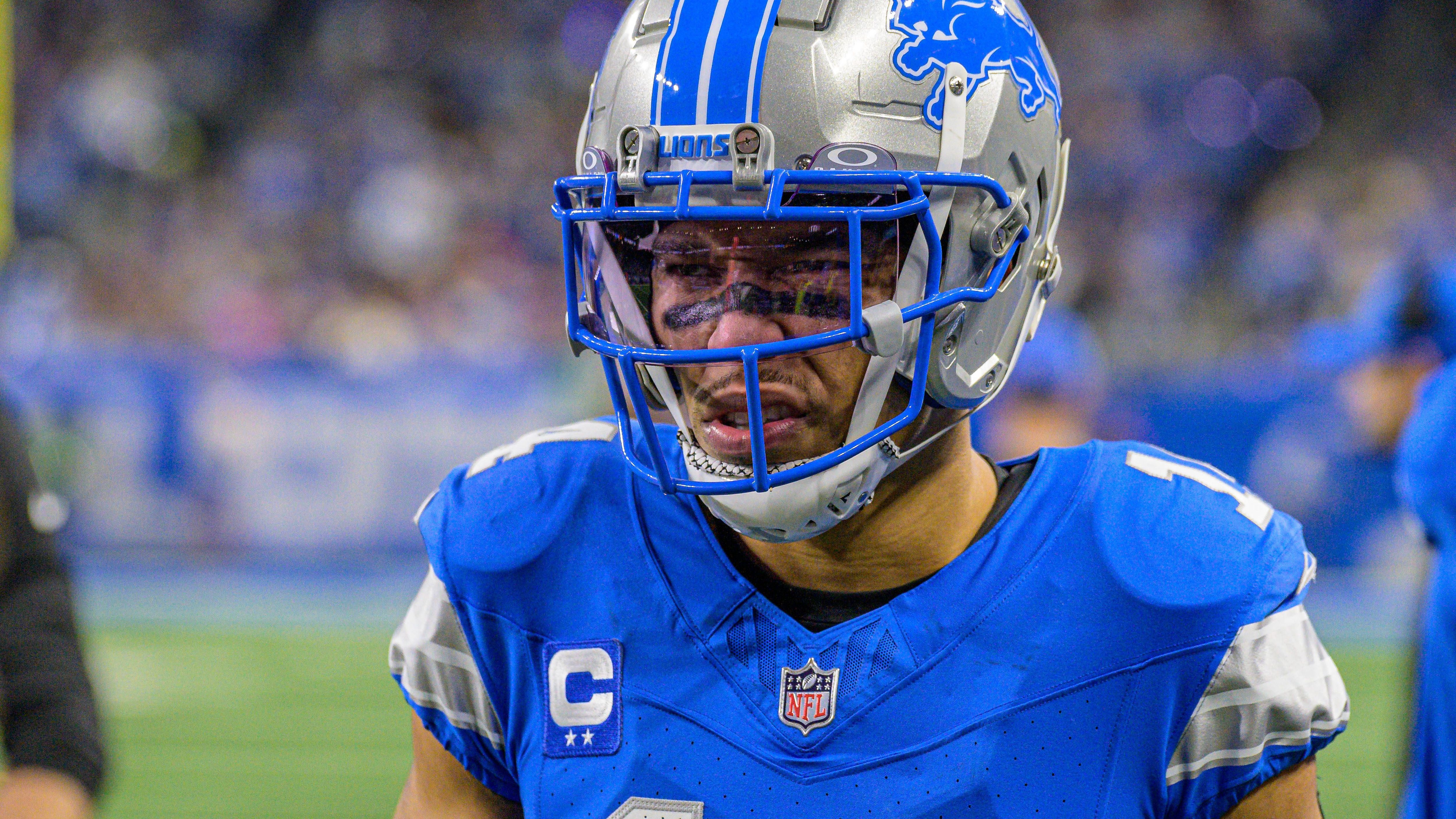 <em><strong>Amon-Ra St. Brown (Detroit Lions)</strong><br>Während des Thanksgiving-Spiels zwischen den Packers und Lions kam es zu einer Kollision zwischen Amon-Ra St. Brown und seinem Mitspieler Kayode Awosika, bei der St. Brown zu Boden ging und behandelt werden musste. Der deutsch-amerikanische Wide Receiver verschwand anschließend mit dem medizinischen Personal in die Katakomben. Noch während des Spiels wurde klar, dass St. Brown aufgrund einer Knöchelverletzung nicht weiterspielen konnte.</em>