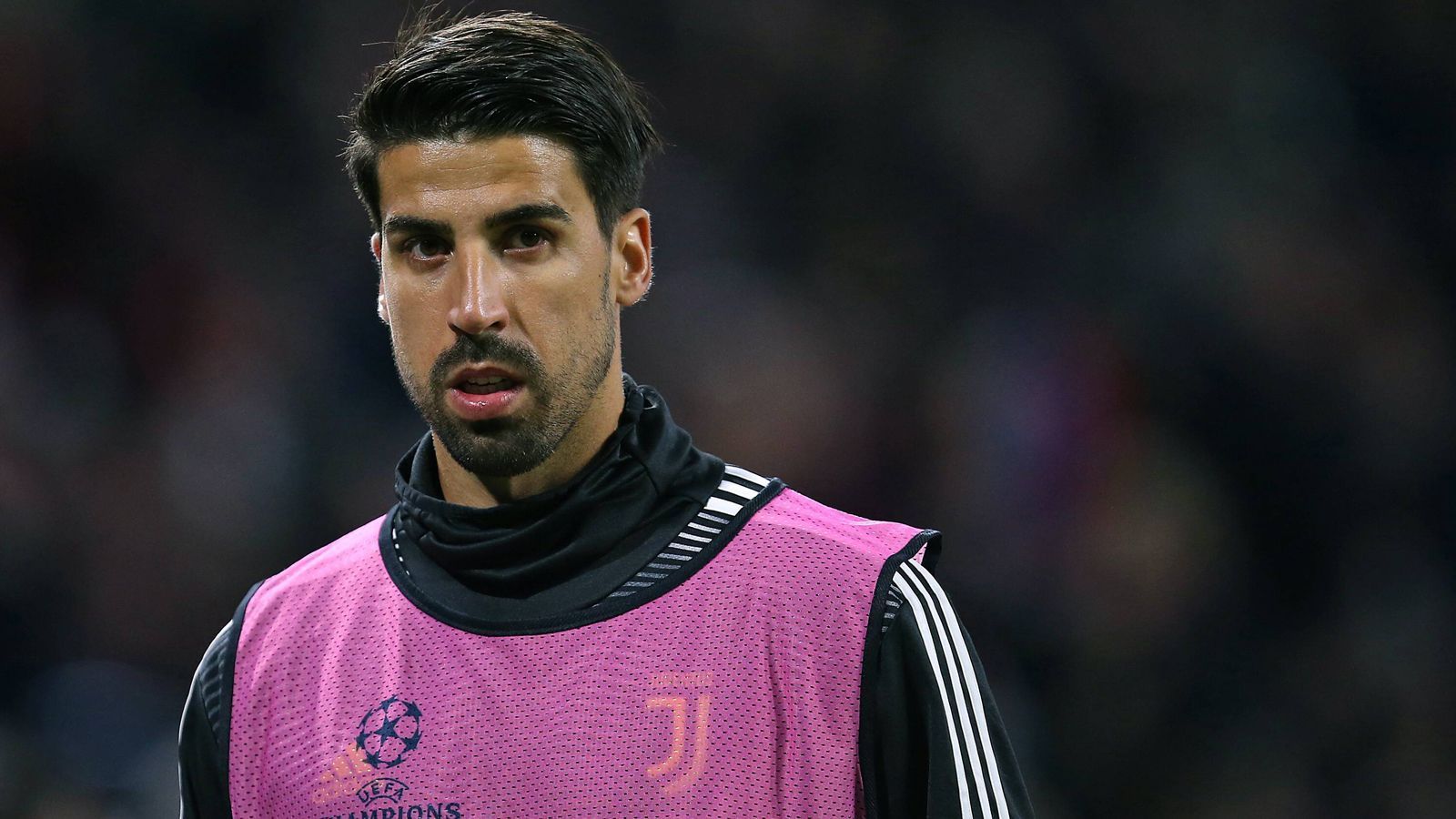 
                <strong>Sami Khedira (Juventus Turin)</strong><br>
                Für den deutschen Weltmeister Sami Khedira läuft das Jahr 2019 bislang auch nicht so richtig rund. Zunächst musste der Mittelfeld-Routinier wegen Herzproblemen pausieren und nun fällt der 32-Jährige wegen einer Knie-OP für den Rest der laufenden Spielzeit aus. In der Saison 2018/19 kam Khedira wettbewerbsübergreifend nur zu 17 Einsätzen für Juventus Turin (zwei Tore).
              