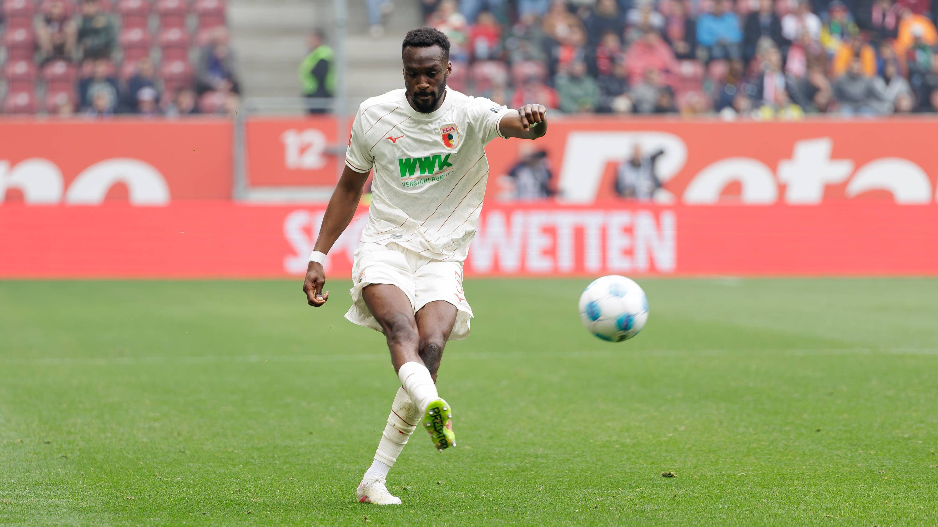 <strong>FC Augsburg</strong><br><em><strong>Zugänge:</strong></em><br>Chrislain Matsima (AS Monaco, Ablöse: 5 Mio. Euro)<br>Cedric Zesiger (VfL Wolfsburg, Ablöse: 4 Mio. Euro)<br>Elias Saad (FC St. Pauli, Ablöse: 2 Mio. Euro)<br>Robin Fellhauer (SV Elversberg, Ablöse: 700.000 Euro)<br>Kyliane Dong (ESTAC Troyes, ablösefrei)<br>Nathanael Mbuku (Dinamo Zagreb, Ablöse: nicht bekannt)<br><br><em><strong>Abgänge:</strong></em><br>Felix Uduokhai (Besiktas Istanbul, Ablöse: 5 Mio. Euro)<br>Irvin Cardona (AS St.-Etienne, Ablöse: 2,5 Mio. Euro)<br>Patric Pfeiffer (SV Darmstadt, Ablöse: 700.000 Euro)<br>Lasse Günther (SV Elversberg, Ablöse: nicht bekannt)<br>Robert Gumny (Lech Posen, ablösefrei)<br>Nathanael Mbuku (Montpellier, Leihe)<br>Marcel Lubik (Gornik Zabrze, Leihe)<br>Reece Oxford (vereinslos)<br>Fredrik Jensen (vereinslos)