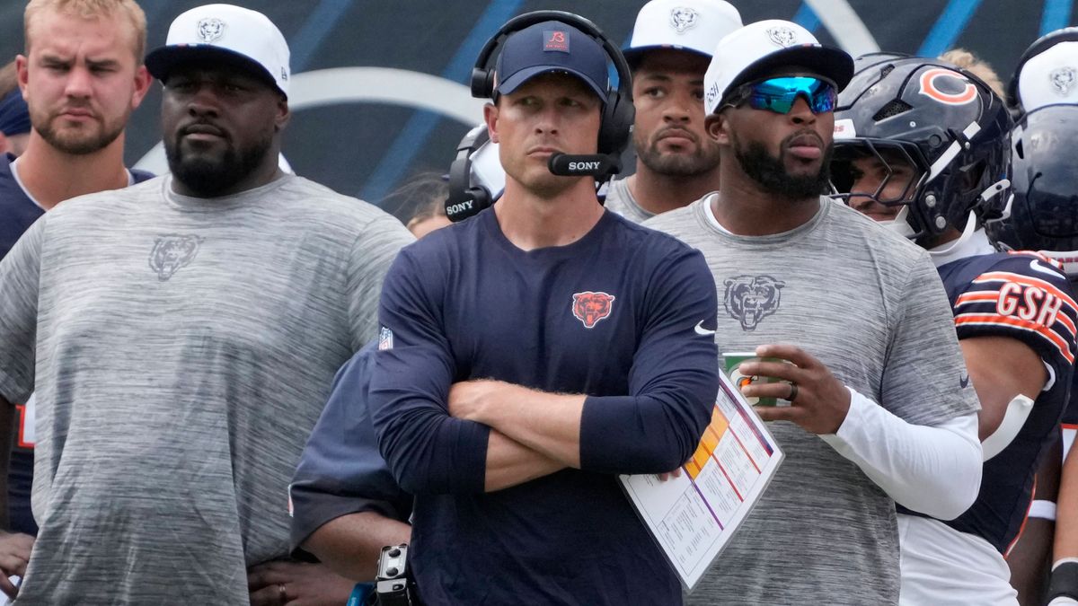 NFL, American Football Herren, USA Miami Dolphins at Chicago Bears Aug 10, 2025; Chicago, Illinois, USA; Chicago Bears head coach Ben Johnson on the sidelines against the Miami Dolphins during the ...