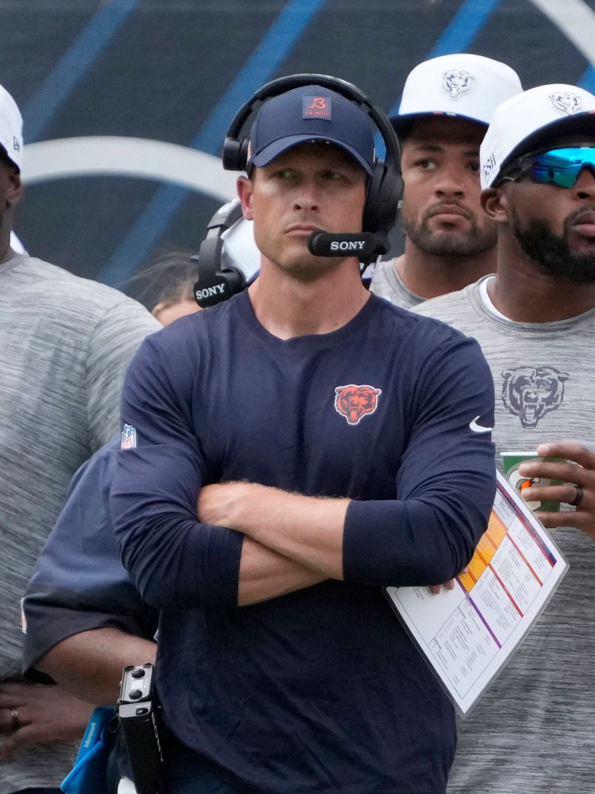 NFL, American Football Herren, USA Miami Dolphins at Chicago Bears Aug 10, 2025; Chicago, Illinois, USA; Chicago Bears head coach Ben Johnson on the sidelines against the Miami Dolphins during the ...