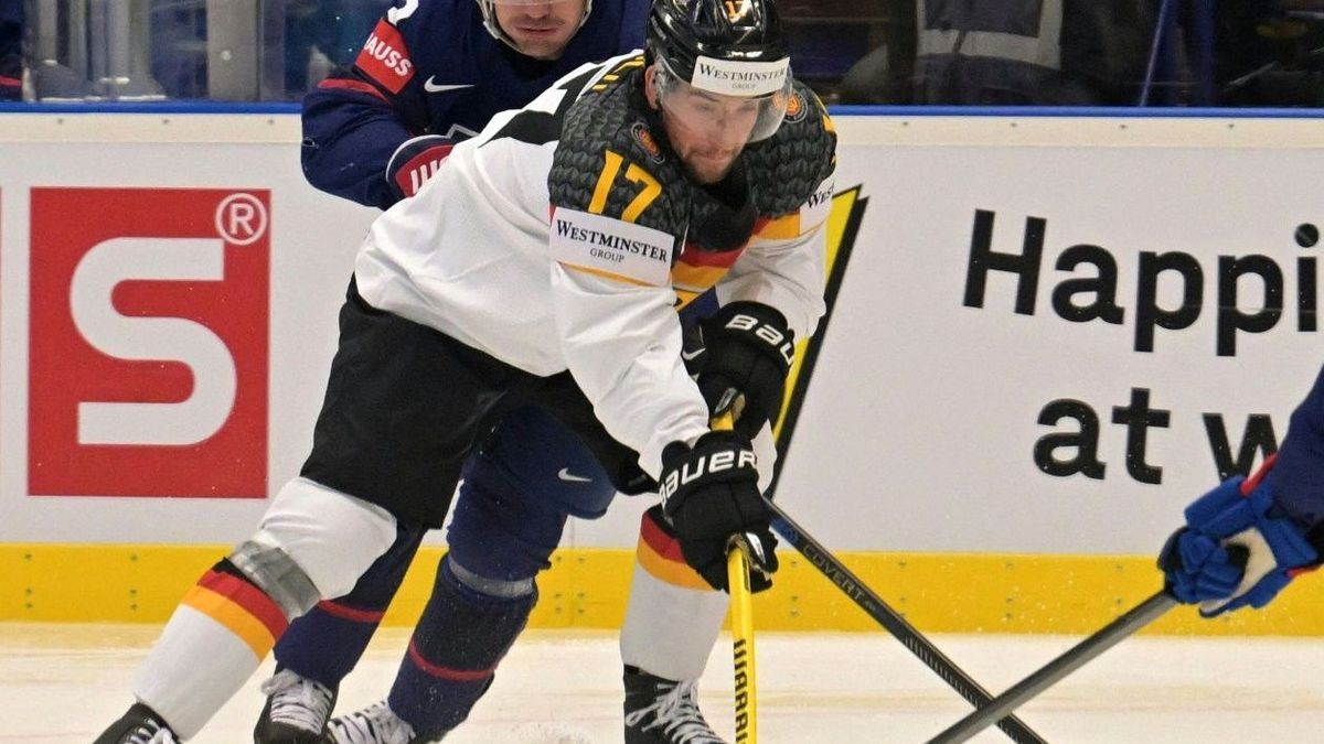 Tobias Eder (v.) bei einem WM-Spiel im Mai