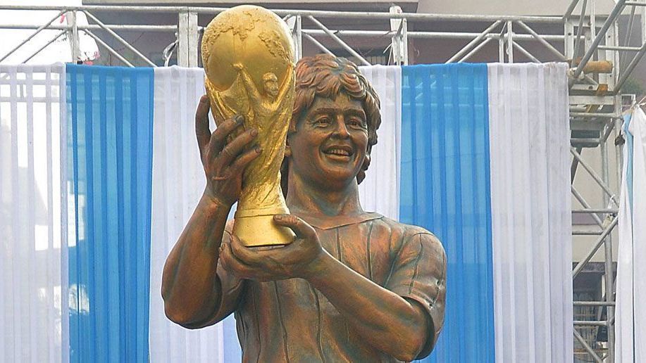 <strong>Diego Maradona</strong><br>
                Auch der mittlerweile verstorbene Diego Maradona hat eine Statue, die für jede Menge Aufregung sorgt. Das rund drei Meter große Kunstwerk wurde seinerzeit noch in Anwesenheit der argentinischen Fußball-Legende im indischen Kalkutta enthüllt. So richtig gelungen ist das Kunstwerk eher nicht.