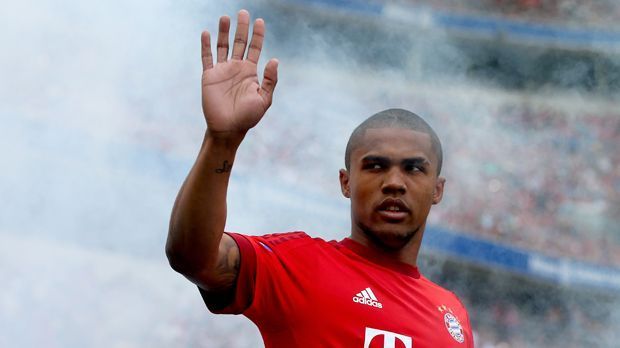 
                <strong>Douglas Costa: Seine Geheimnisse</strong><br>
                Douglas Costa hat sich beim FC Bayern in kürzester Zeit zu einem Schlüsselspieler und Publikumsliebling entwickelt. Seine Qualitäten auf dem Platz sind offensichtlich. Doch wie tickt der Dribbelkünstler, wo kommt er her? ran.de verrät zehn Geheimnisse über den Shootingstar.
              
