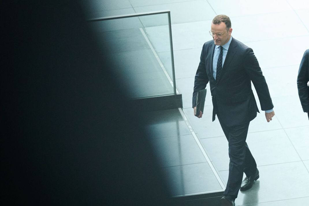 SPD und Linke wollen einen Untersuchungsausschuss einberufen lassen, um die Corona-Masken-Deals unter Ex-Minister Spahn überprüfen zu lassen.