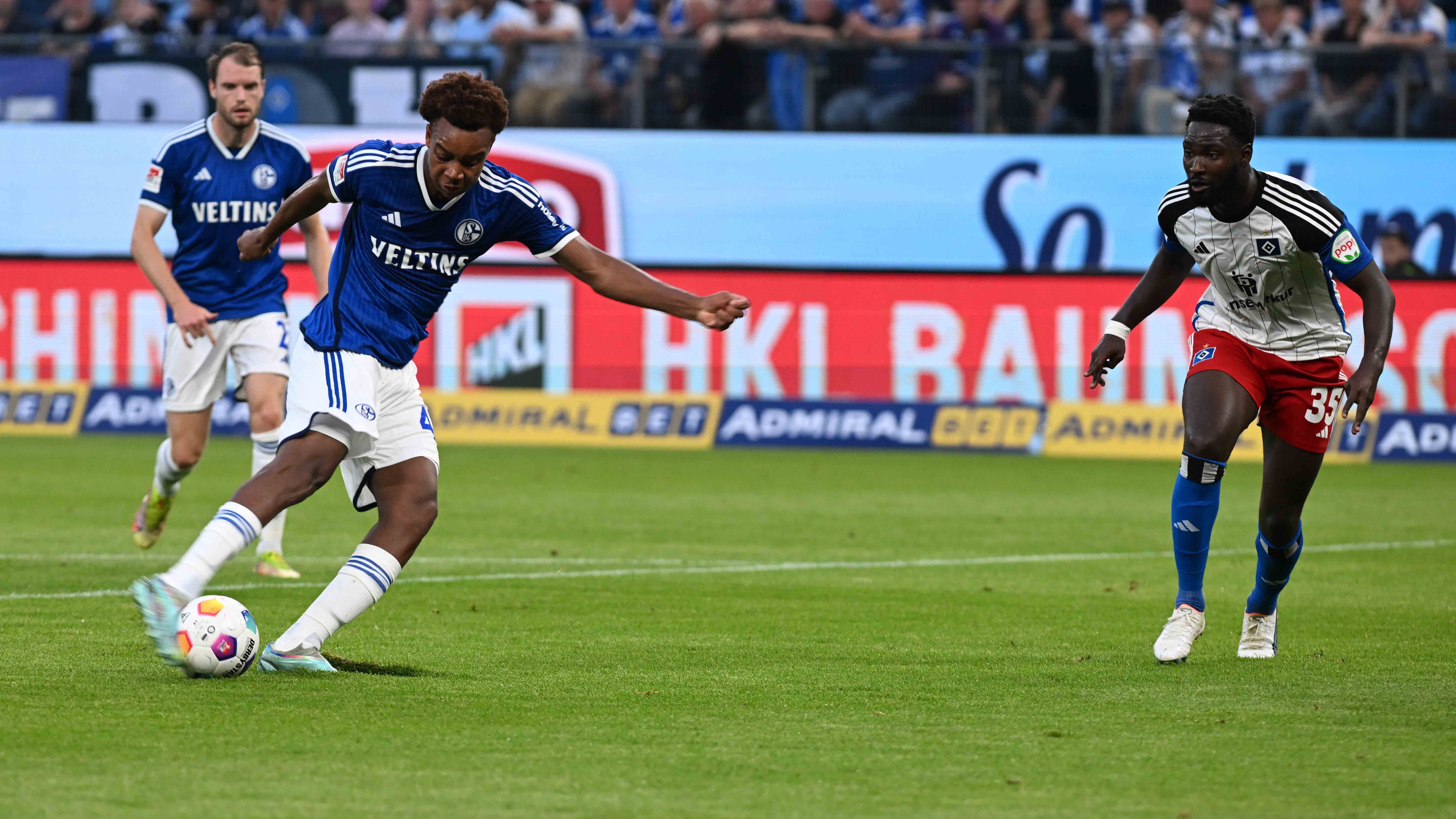 <strong>Lob von beiden Trainern</strong><br>Von beiden Trainern gab es nach dem Duell folglich ein großes Lob. HSV-Coach Tim Walter erkannte in Richtung Schalke-Trainer Reis an: "Mit dem Jungen hast du ein richtiges Juwel. Hut ab, toller Junge und ein richtig guter Spieler.“ Reis selbst sagte: "Wenn man sich das Tor anschaut, seine Körperbewegung, dann sieht man die Qualität, die er hat. Es war eine Premiere für ihn und der Junge hat sich das auch verdient.“