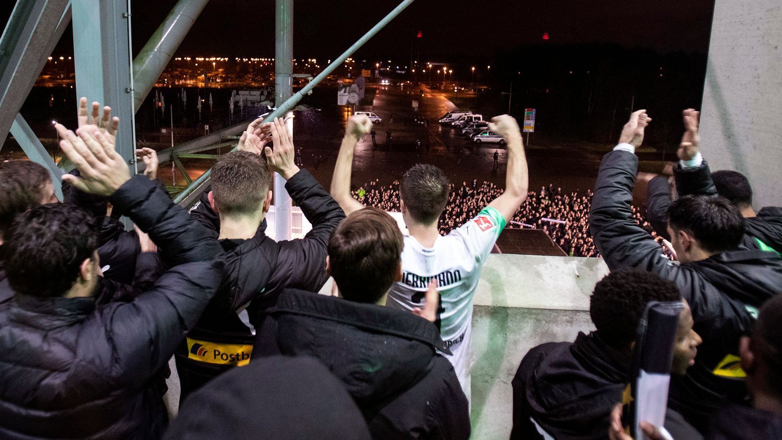 
                <strong>So feiern die Gladbach-Fans den Derbysieg gegen Köln</strong><br>
                ... Stadionvorplatz zu haben, wo schon tausende Borussia-Anhänger auf die frischgebackenen Derbysieger warteten. Dann wurde gefeiert - wenn auch mit großem (Sicherheits-)Abstand.
              