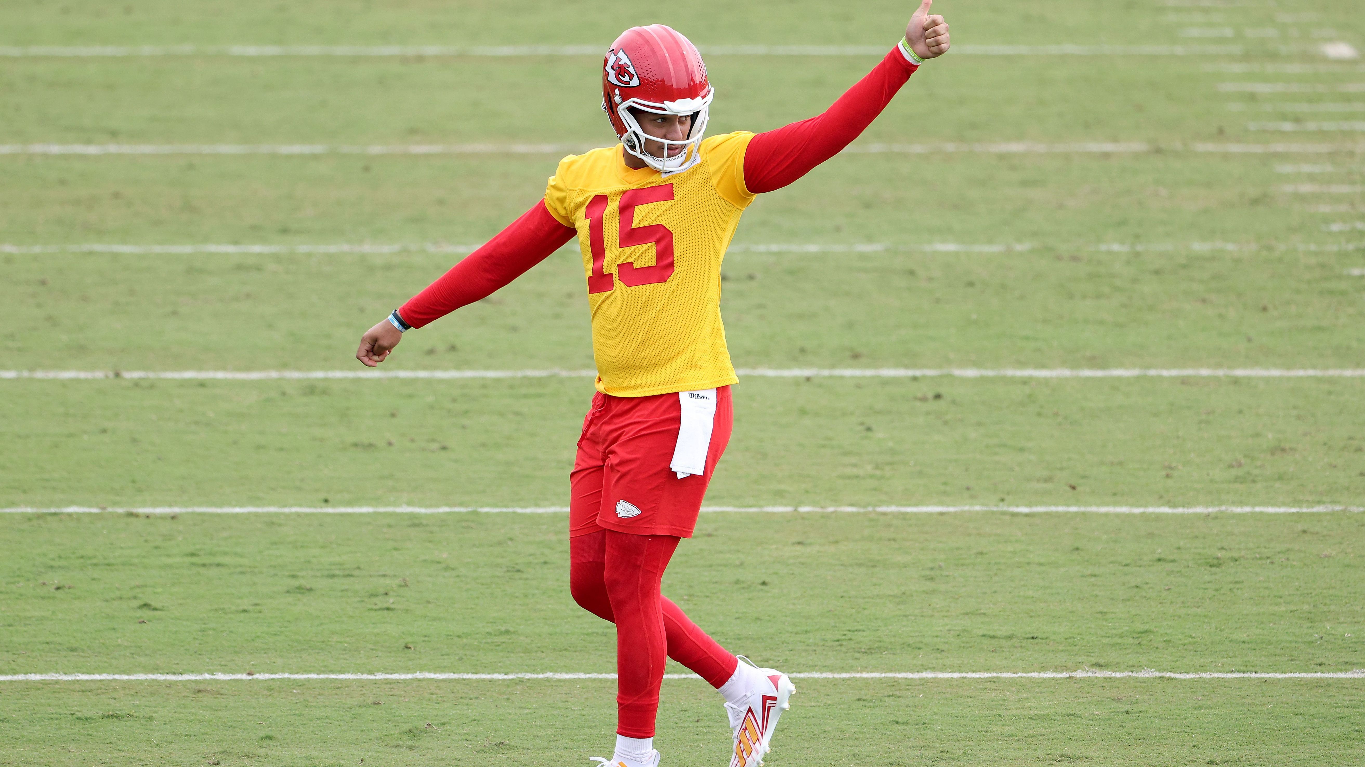 <strong>Patrick Mahomes</strong><br>Damit die Chiefs im Super-Bowl-Fenster bleiben, leistet auch Quarterback-Superstar Patrick Mahomes bei seinem Mega-Vertrag seinen Beitrag. 2021 konnten die Chiefs durch eine Umstrukturierung 17,3 Millionen Dollar zusätzlich nutzen. Vor der Saison 2023 wurden 9,6 Millionen Dollar an Cap Space freigeschaufelt. Der Trick: Zwölf Millionen Dollar seines Roster Bonus wurden in einen Signing Bonus umgewandelt.