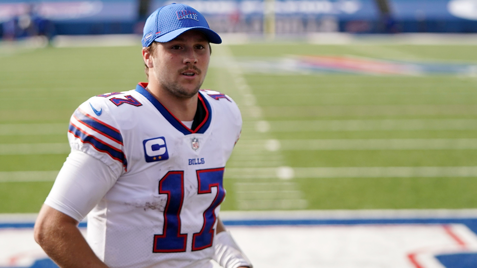 
                <strong>Platz 5: Josh Allen - Buffalo Bills (Letzte Platzierung: 5)</strong><br>
                Nach einem kleinen Zwischentief ist der Quarterback der Buffalo Bills längst wieder in der Spur. Allen spielt eine beeindruckende Saison und erzielte ligaweit bisher die meisten Passing Yards (2.871). Durch seine Athletik ist der Erstrundenpick aus dem Jahr 2018 auch im Laufspiel eine Gefahr und bringt gegnerische Verteidigungsreihen so reihenweise zum Verzweifeln. Dank seiner insgesamt 26 Touchdowns (21 Passing, fünf Rushing) können sich die Fans in Buffalo in diesem Jahr berechtigte Hoffnungen für die Playoffs machen.
              