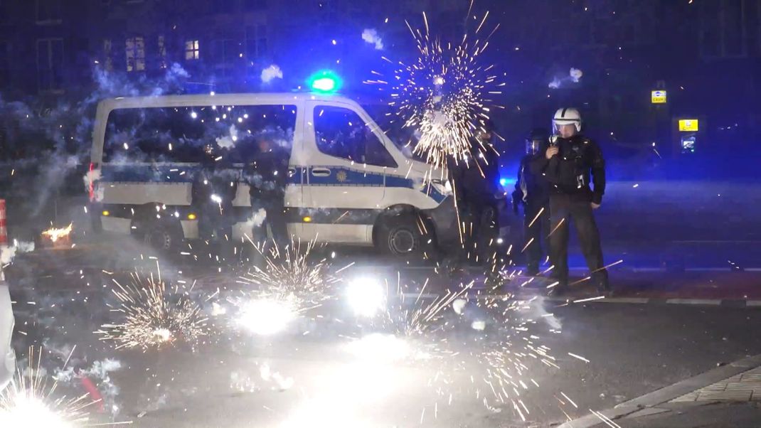 In Berlin kam es in der Nähe des Alexanderplatzes zu Ausschreitungen. Die Polizei musste anrücken und nahm dabei mehrere Personen fest.