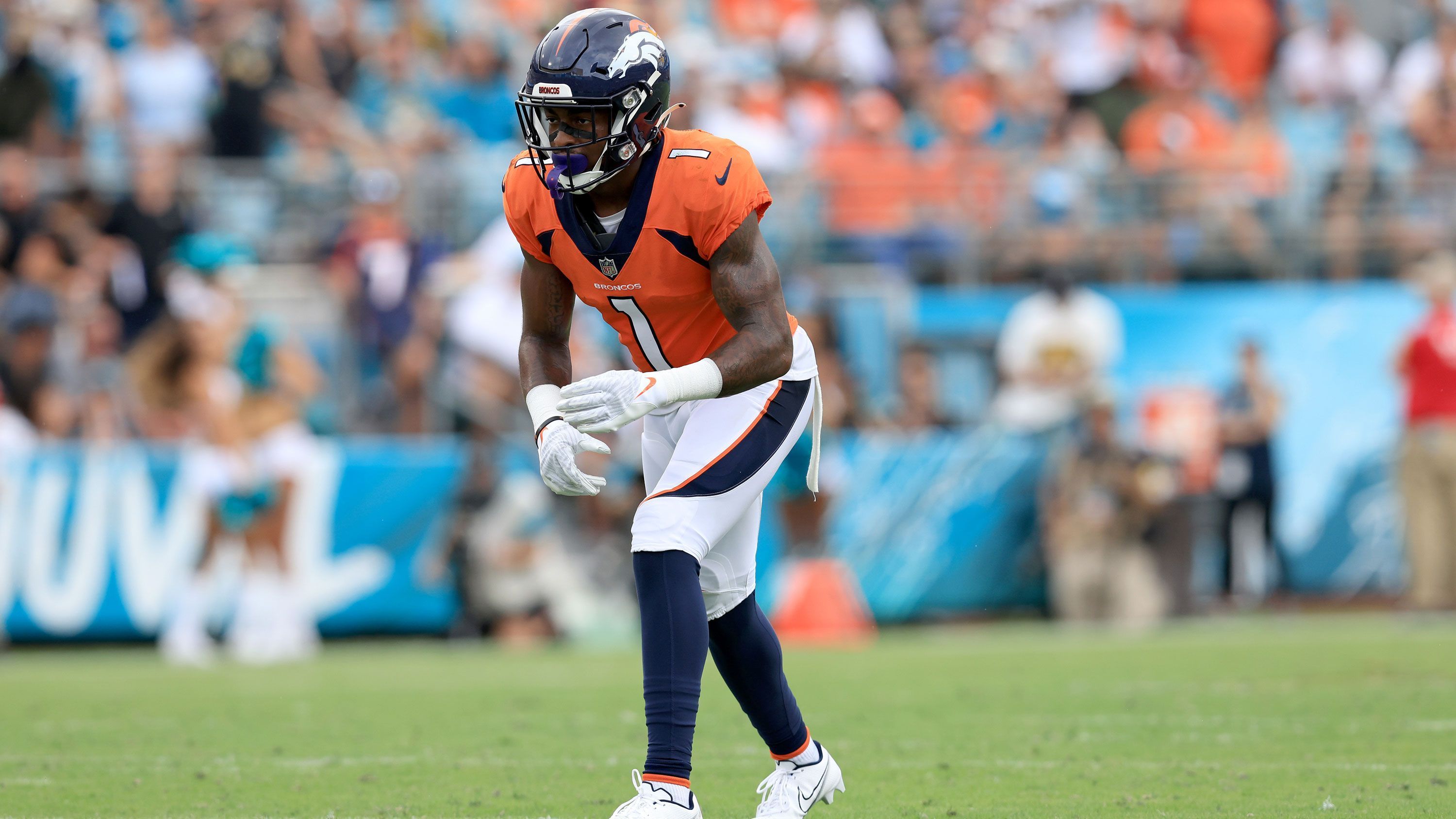 
                <strong>Wide Receiver: KJ Hamler</strong><br>
                KJ Hamler ist der Pechvogel unter den Denver-Receivern. Als Zweitrundenpick kam er 2020 in die Mile High City und sollte gemeinsam mit Jeudy ein kongeniales Duo bilden. Im ersten Jahr hatte er noch mit leichten Anpassungsproblemen zu kämpfen und kam auf 381 Receiving Yards sowie vier Touchdowns, vergangene Spielzeit riss er sich dann in Woche drei das Kreuzband - Saisonaus. Sollte er sich erholen und zu seiner College-Form finden, könnte er mit seiner Geschwindigkeit ein gern gesehenes Ziel für Wilson werden.
              