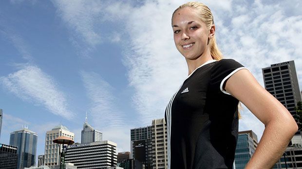 
                <strong>Die große Tennis-Welt</strong><br>
                Mit 18 Jahren war Sabine Lisicki in der großen Tennis-Welt angekommen. 2008 gab sie in allen vier Grand Slams ihr Hauptfelddebüt. Vor allem bei den Australian Open überzeugte die Newcomerin und kämpfte sich bis in die dritte Runde
              