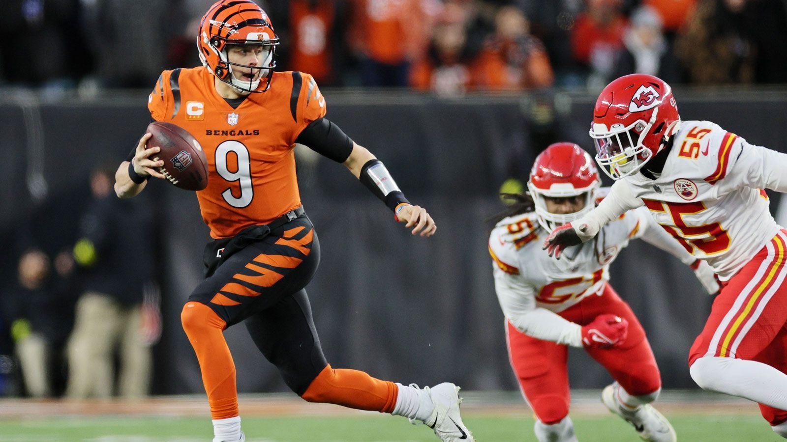 
                <strong>Burrow nutzt das ganze Feld</strong><br>
                Burrows größte Stärken sind wohl sein Armtalent und seine Wurfkraft. Mit 7,6 Yards pro Pass liegt er in der NFL auf Rang sechs, kann sich im Scheme von Head Coach Zac Taylor austoben und attackiert regelmäßig tief. Nach anfänglichen Problemen mit der Genauigkeit und der Präsenz in der Pocket hat er nachjustiert, trifft auch enge Fenster und kann dank seiner Athletik selbst neue First Downs erlaufen. "Er ist ein großartiger junger Spieler, hat einen tollen Arm und ist athletisch. Ich bin sehr beeindruckt davon, wie er die Widrigkeiten überwunden hat mit den hohen Erwartungen zurechtgekommen ist", lobte Brady den Bengals-QB unlängst auf einer Pressekonferenz.
              