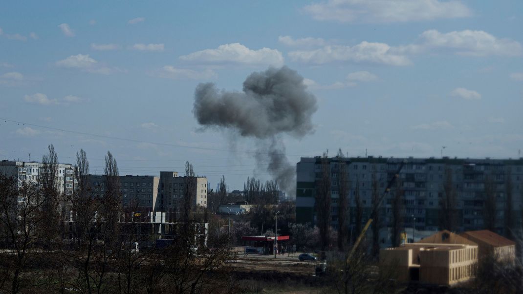 14. April 2025, Ukraine, Sumy: Rauch steigt von einer Explosion nach einem russischen Drohnenangriff auf. 