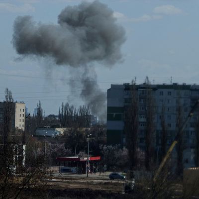 14. April 2025, Ukraine, Sumy: Rauch steigt von einer Explosion nach einem russischen Drohnenangriff auf. 