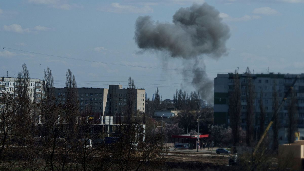 14. April 2025, Ukraine, Sumy: Rauch steigt von einer Explosion nach einem russischen Drohnenangriff auf. 