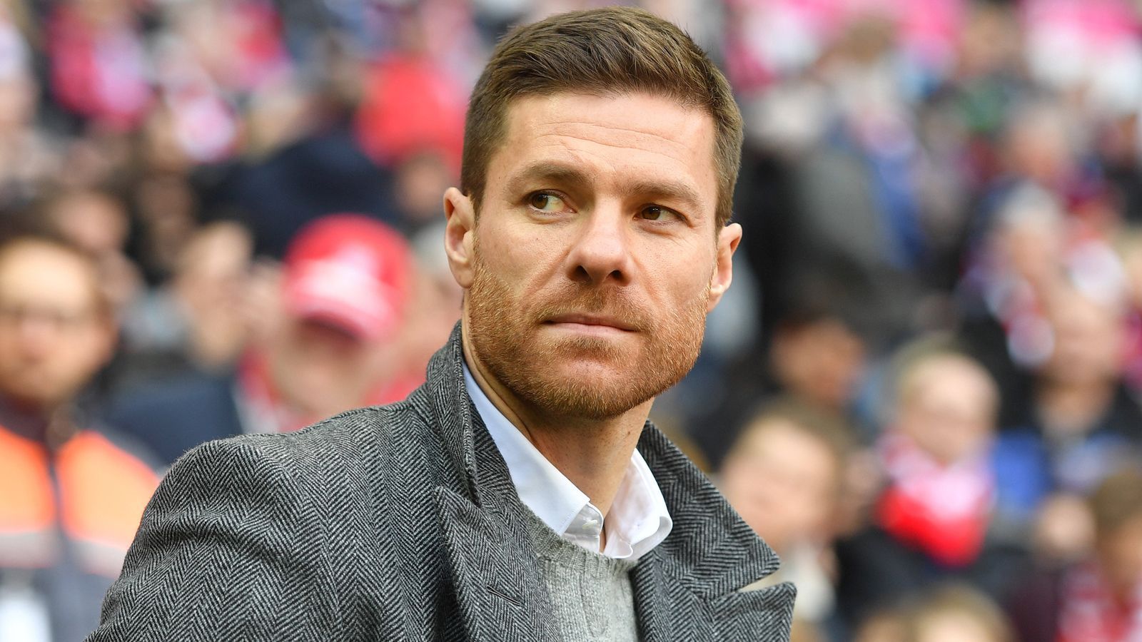 
                <strong>Xabi Alonso (Real Sociedad B)</strong><br>
                Der frühere Bayern-Profi Xabi Alonso, unlängst noch von quasi allen Medien zu Borussia Mönchengladbach geschrieben, besitzt bei Real Sociedad  einen laufenden Vertrag, den er erst kürzlich bis 2022 verlängerte. Allerdings trainiert der Spanier lediglich die zweite Mannschaft seines baskischen Jugendvereins. Klopft der FC Bayern an, für den er zwischen 2014 und 2017 als Spieler aktiv war, könnte Alonso womöglich nicht widerstehen. Der 39-Jährige besitzt allerdings noch nicht die große Erfahrung als Trainer. Es wäre also ein riskanter Schachzug der Bayern.
              