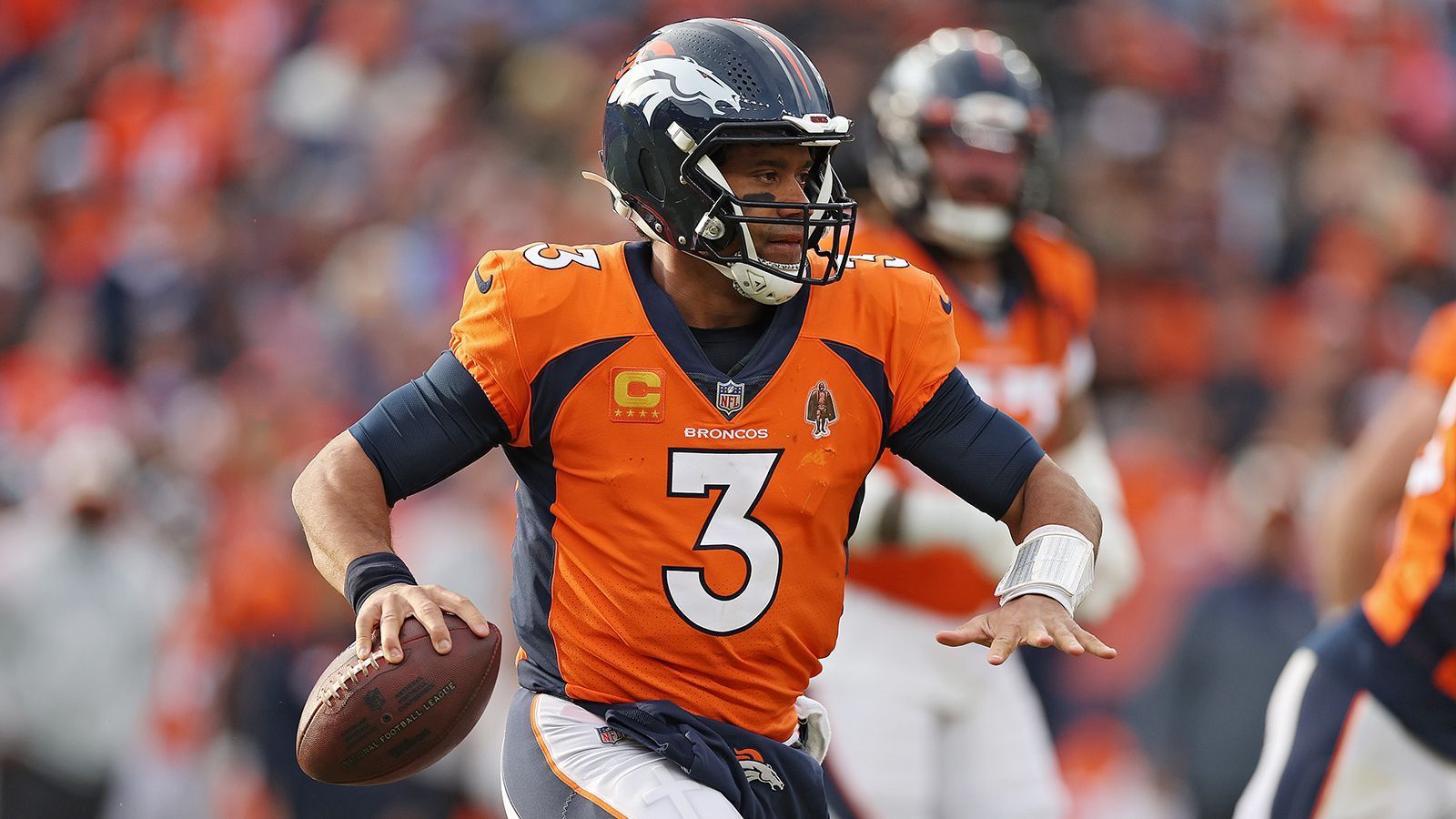 <strong>Denver Broncos: Schwächen</strong><br>
                Wie bereits beschrieben: Russell Wilson muss zurück in die Spur finden.&nbsp;Sicherlich lassen sich einige Ausreden für seine Perfomance finden. Die Broncos erlitten Verletzungen in der Offensive rund um Wilson, der Coaching-Stab ließ zu wünschen übrig und eine gewisse Anpassungszeit an ein neues Umfeld sollte man ihm auch gewähren. Allerdings kann Wilson auch für seine Leistungen kritisiert werden.&nbsp;