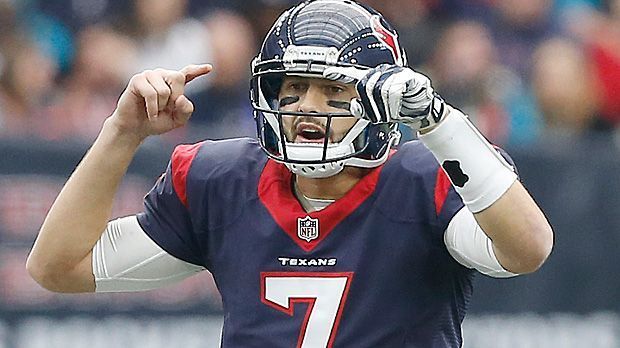 
                <strong>Brian Hoyer</strong><br>
                Bei den Houston Texans droht Brian Hoyer der Rauswurf. Laut Rapoport steht die Football-Ehe "vor der Scheidung". Die Verpflichtung von Osweiler werten Experten als Wink mit dem Zaunpfahl, zumal der 30-Jährige schon in der vergangenen Saison nur in zwölf von 17 Spielen mitmischen durfte. Gut denkbar, dass seine Zeit in Houston ein Jahr vor Vertragsende abgelaufen ist.
              