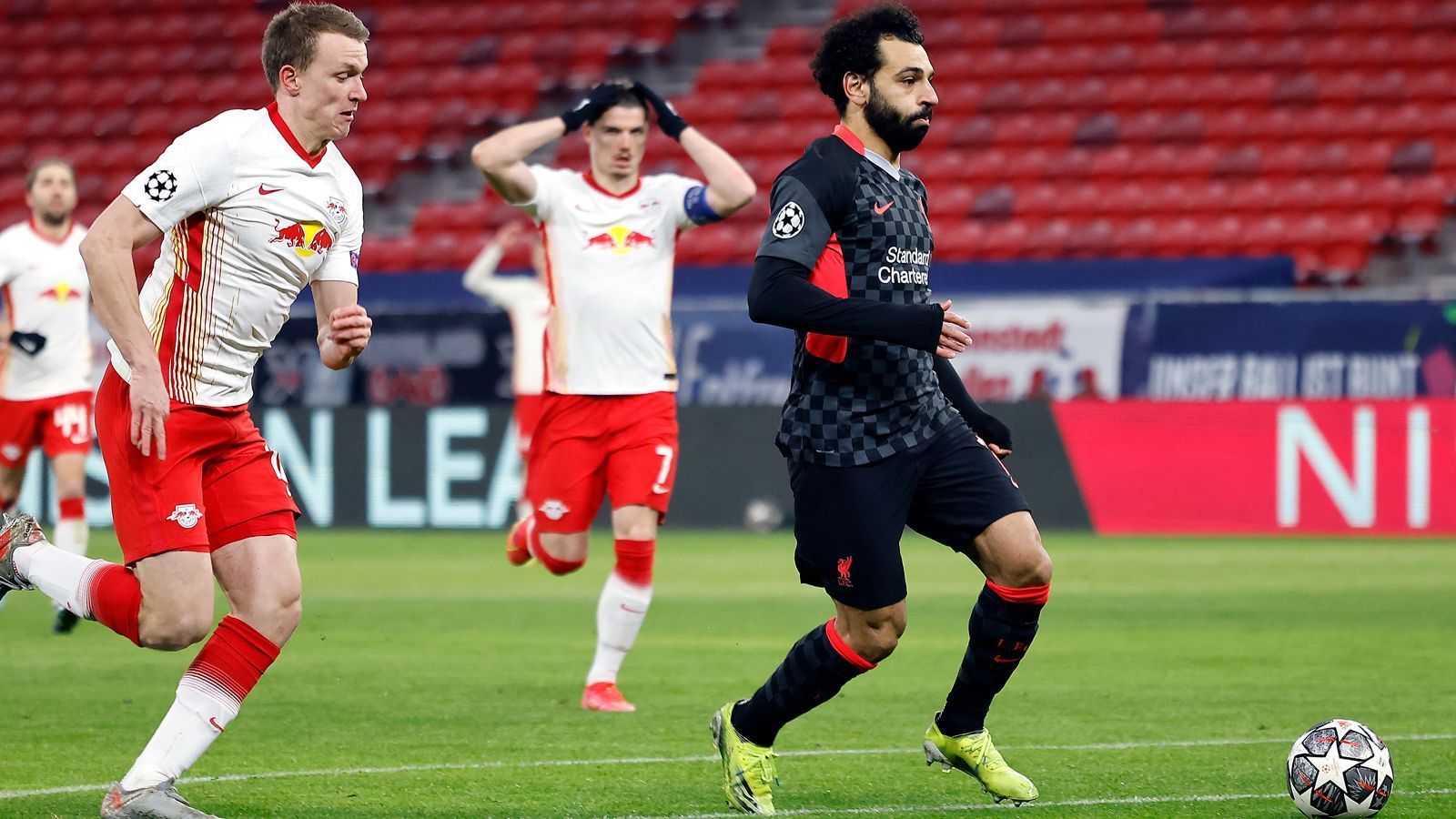 
                <strong>Drohendes Champions-League-Aus als Pluspunkt?</strong><br>
                Mit dem 0:2 im "Heimspiel" von Budapest gegen den FC Liverpool steht RB Leipzig vor dem Achtelfinal-Aus in der Champions League. Sollten die Bayern gegen Lazio Rom weiterkommen, dürften die anstehenden englischen Wochen für den Rekordmeister kein Vorteil sein.
              