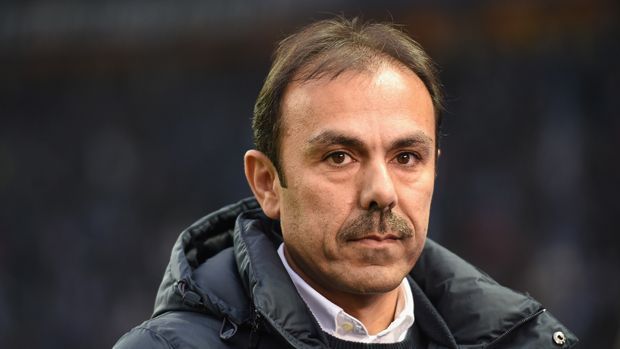 
                <strong>Jos Luhukay</strong><br>
                Jos Luhukay: Laut Informationen der "Bild" ist der ehemalige Hertha-Trainer ein ernstzunehmender Kandidat. Luhukay gilt – ähnlich wie Favre – als akribischer Arbeiter und Taktikfanatiker.
              