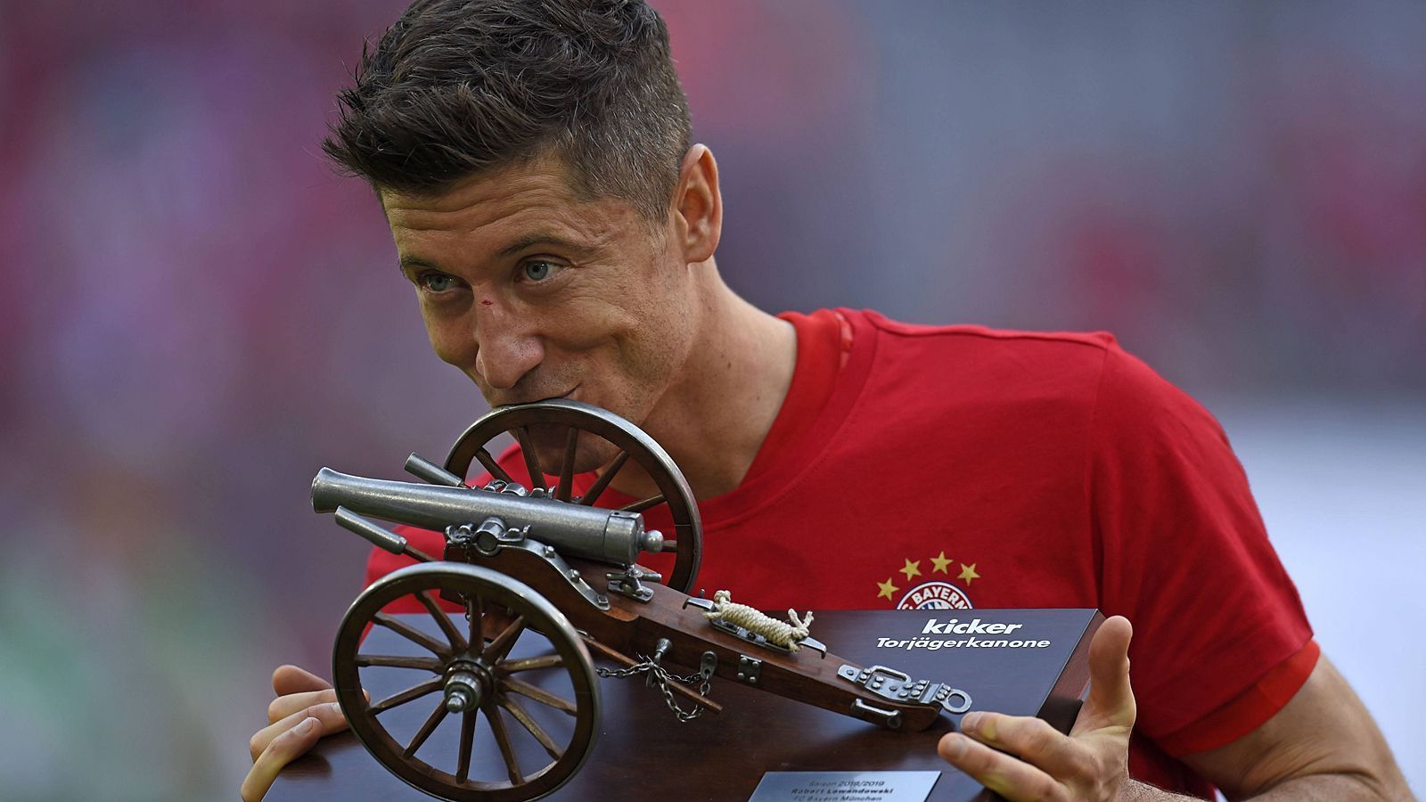 
                <strong>Die Erfolge: Robert Lewandowski</strong><br>
                Polnischer Pokalsieger 2009 mit Lech PosenPolnischer Meister 2010 mit Lech Posen7 x Deutscher Meister (2011, 2012 mit Borussia Dortmund, 2015, 2016, 2017, 2018, 2019 mit Bayern München)3 x DFB-Pokal-Sieger (2012 mit Borussia Dortmund, 2016 und 2019 mit dem FC Bayern)4 x Torschützenkönig der Bundesliga (2014, 2016, 2018, 2019)
              