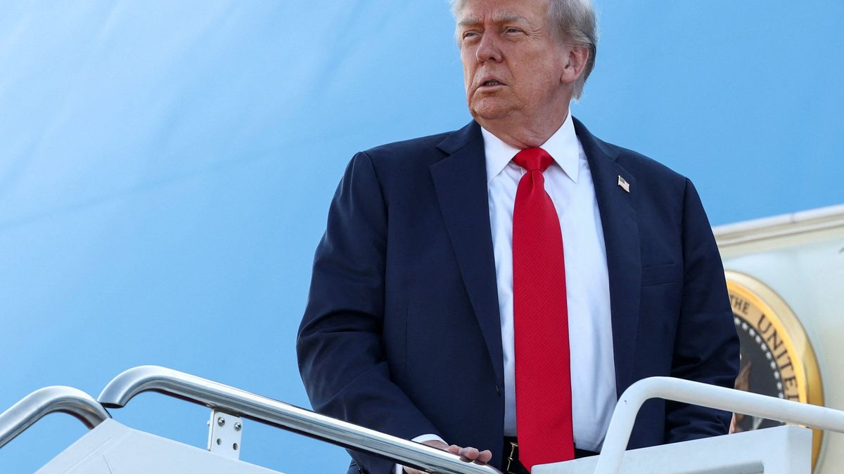 15. August 2025: US-Präsident Donald Trump besteigt die Air Force One, um nach Alaska zu fliegen, wo er sich mit dem russischen Präsidenten Wladimir Putin treffen wird.