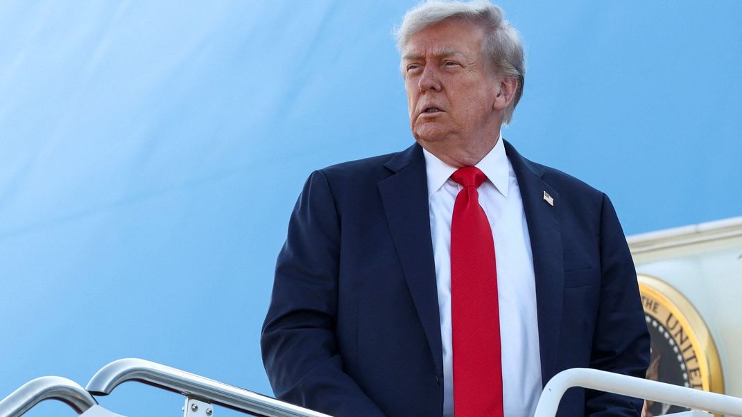 15. August 2025: US-Präsident Donald Trump besteigt die Air Force One, um nach Alaska zu fliegen. Dort wird er sich mit dem russischen Präsidenten Wladimir Putin treffen, um über ein Ende des Krieges in der Ukraine zu verhandeln.