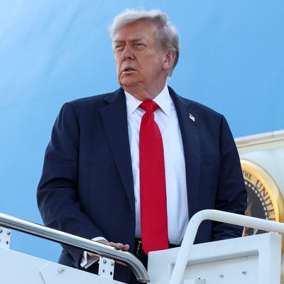 15. August 2025: US-Präsident Donald Trump besteigt die Air Force One, um nach Alaska zu fliegen, wo er sich mit dem russischen Präsidenten Wladimir Putin treffen wird.