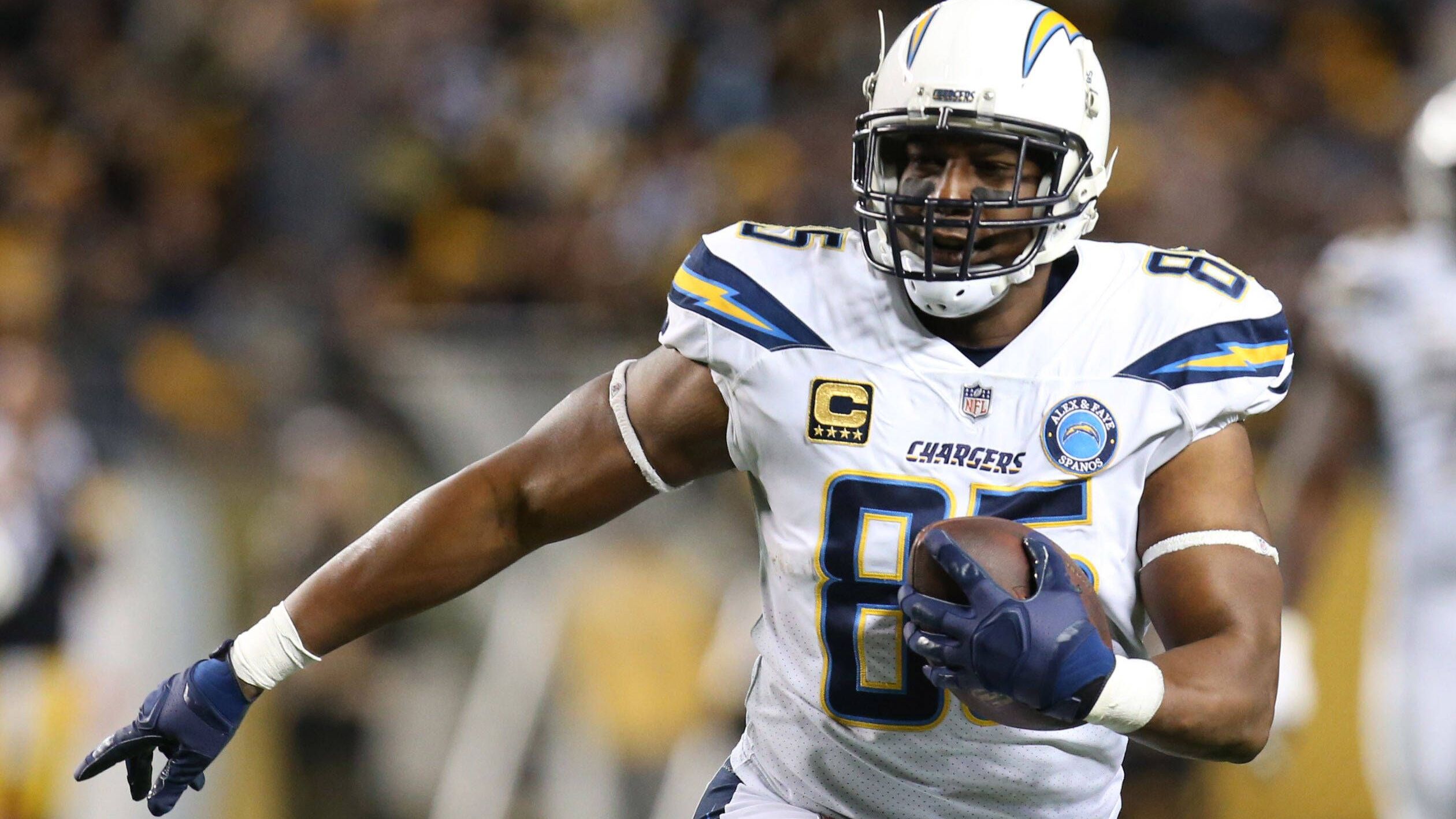 <strong>Antonio Gates</strong><br>Position: Tight End<br>Teams:&nbsp;San Diego/Los Angeles Chargers (2003 - 2018)<br>Erfolge: Acht Mal Pro Bowl, Drei Mal First-Team All-Pro<br>Finalist, der es 2024 nicht in die Hall of Fame geschafft hat<br>Für HoF verfügbar: 1 Jahr