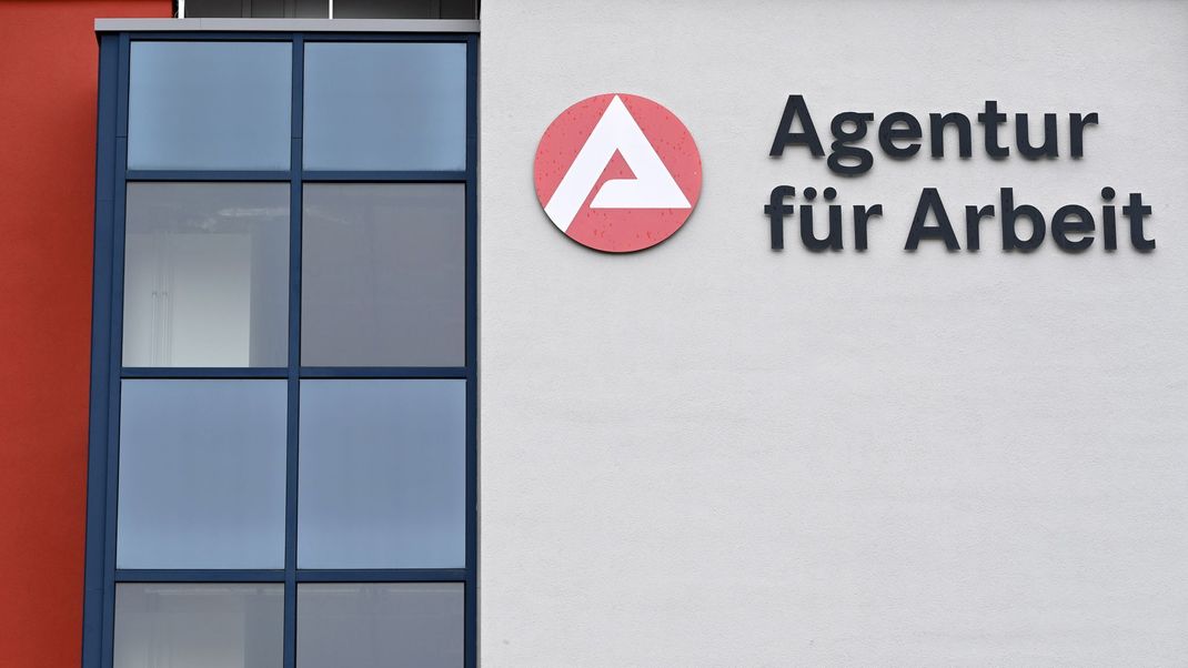 "Agentur für Arbeit" steht an der Fassade eines Jobcenters.