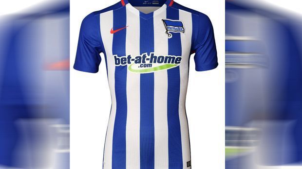 
                <strong>4. Platz: Hertha BSC</strong><br>
                4. Platz: Hertha BSC. Traditionell läuft Hertha in klassischem Weiß-Blau auf. Die Längsstreifen haben sich von zwei auf fünf vermehrt und rote Akzente zieren das Trikot entlang des Ausschnitts in Form eines Besatzstreifens und als Netzeinsatz entlang der Seitennähte. 
              