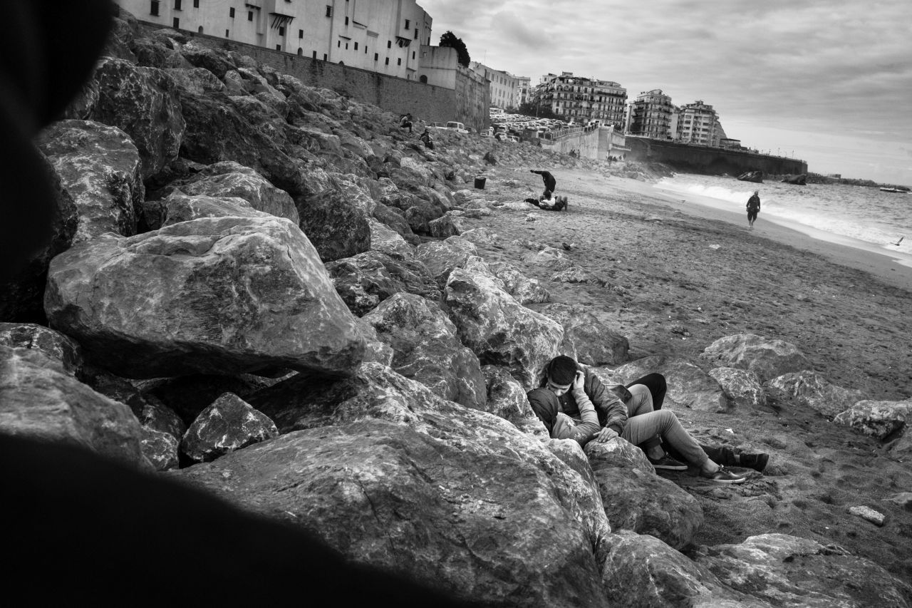 Ein junges Paar am Strand von Algier trotzt allen Tabus - und küsst sich in der Öffentlichkeit.