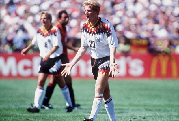 
                <strong>WM 1994</strong><br>
                Wie Stefan Effenberg die deutschen Nationalfarben im Karomuster in Schulter- und Brusthöhe gefallen haben, ist nicht überliefert. Glück gebracht hat das ausgefallene Trikot-Design bei der WM in den USA nicht: Nach einem 1:2 gegen Bulgarien ist im Viertelfinale Endstation.
              