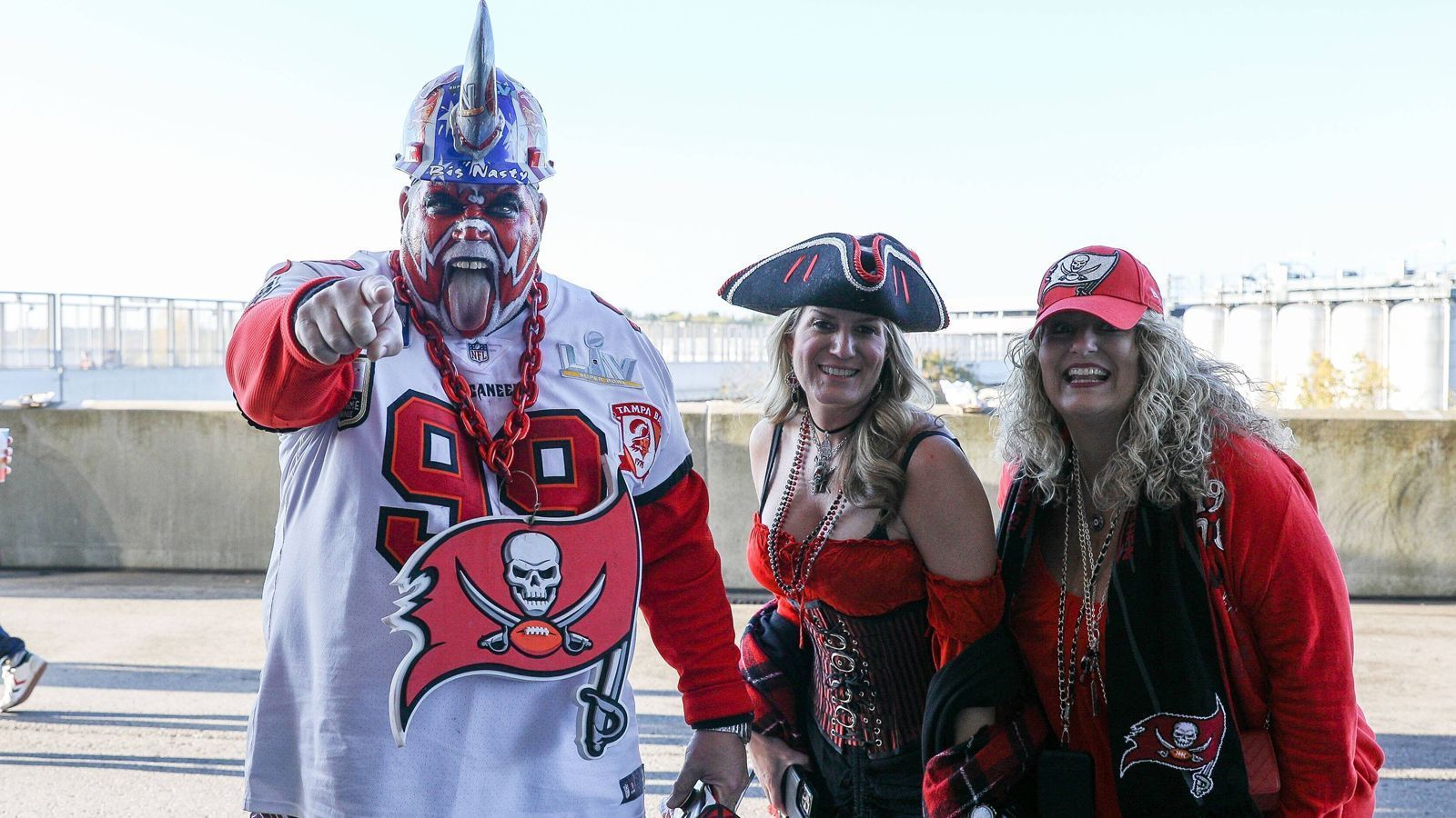 
                <strong>Tampa Bay Buccaneers vs. Seattle Seahawks: Verrückte Fans beim Munich Game</strong><br>
                Tampa liegt an Floridas Westküste und somit direkt am Golf von Mexiko. Im späten 18. und frühen 19. Jahrhundert war diese Stadt eine Hochburg der Piraten (so kamen die NFL-Teams zu ihren Namen). Deshalb sind viele Fans beim Munich Game als Freibeuter unterwegs.
              