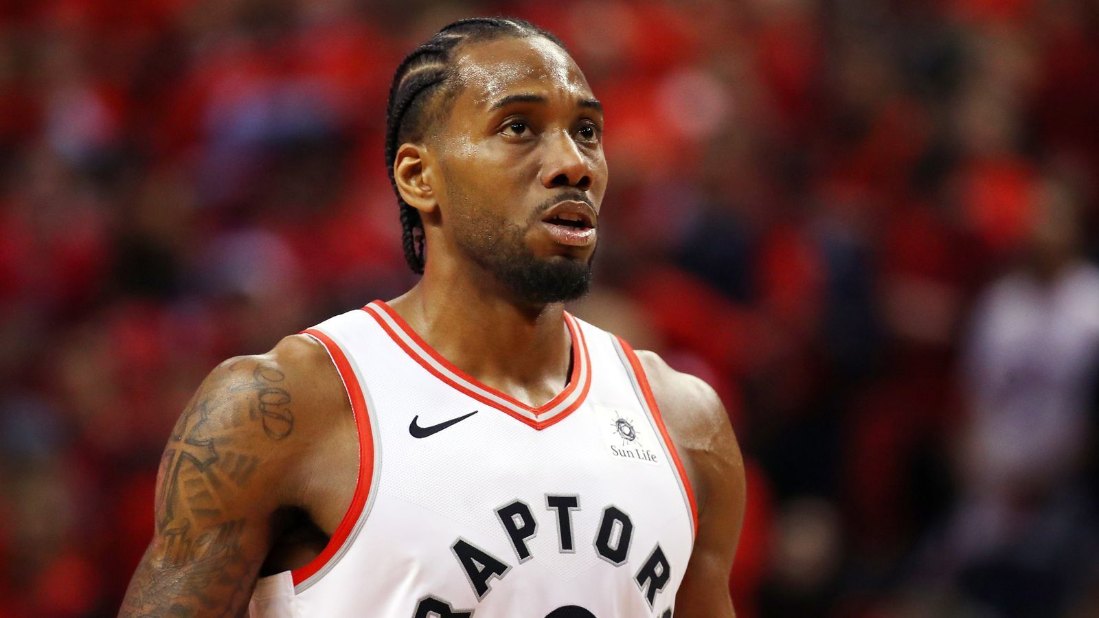 
                <strong>Option 1: Kawhi Leonard </strong><br>
                Die Verpflichtung des Finals-MVP 2019 wäre das ideale Szenario für die Lakers. Ein Trio aus James, Davis und Leonard wäre kaum zu stoppen, ganz egal wie man den Rest des Kaders ausfüllt. Doch die Lakers stehen für Glanz und Glamour und spätestens seit der vergangenen Saison auch für Drama abseits des Feldes - Hollywood eben. Das passt überhaupt nicht zum zurückhaltenden Leonard, der sich bei öffentlichen Auftritten notorisch wortkarg gibt. Sollte der Small Forward nicht in Toronto bleiben, wo er immerhin gerade eine Meisterschaft gewonnen hat, zieht es ihn laut US-amerikanischen Medien eher zum Stadt-Rivalen Clippers. Doch sollten die Lakers auch nur eine minimale Chance sehen Leonard zu verpflichten, wäre das sicherlich Plan A.      
              