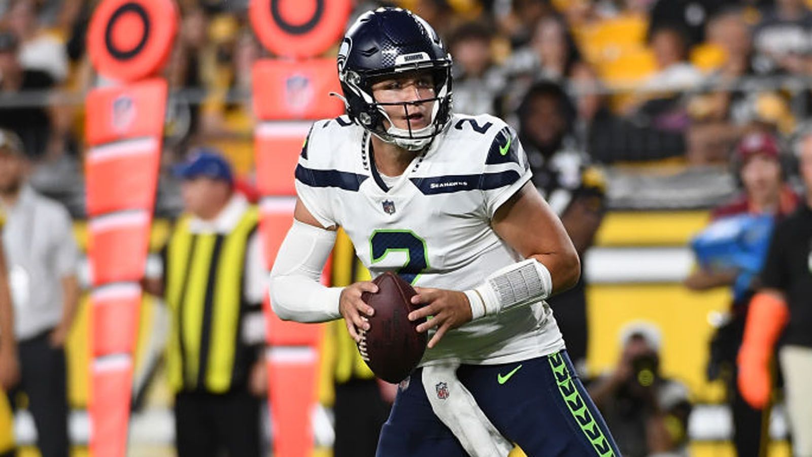
                <strong>Verlierer: Drew Lock (Seattle Seahawks)</strong><br>
                Bei den Seattle Seahawks findet der wohl engste Konkurrenzkampf der NFL um den Posten des Starting-Quarterbacks statt. Umso bitterer für Drew Lock, dass er das zweite Preseason-Spiel gegen die Chicago Bears wegen einer Corona-Infektion verpasste. Sein Konkurrent Geno Smith hingegen verbuchte immerhin 112 Passing-Yards und hat derzeit die Nase vorne.   
              