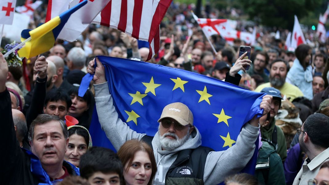 Demonstranten mit georgischen Nationalflaggen und EU-Flaggen protestieren in Tiflis 