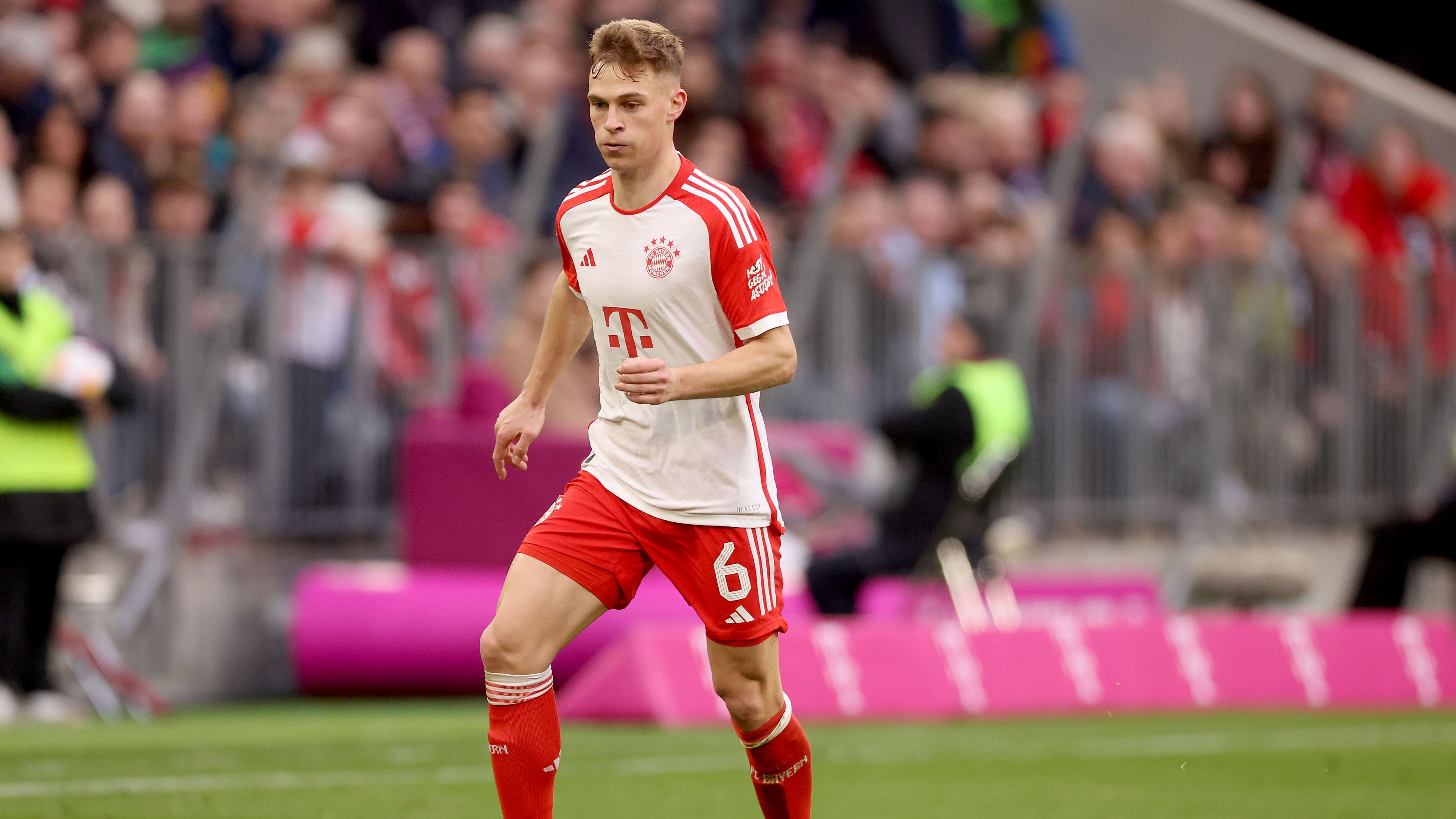 <strong>Joshua Kimmich (Außenbahn) - sicher dabei</strong><br>Eigentlich sieht sich Joshua Kimmich als Taktgeber im defensiven Mittelfeld, obwohl er dort seit einiger Zeit keine gute Leistungen mehr gezeigt hat. Umso souveräner tritt er seit kurzen als Rechtsverteidiger beim FC Bayern auf. Auf seiner alten Position scheint er zu alter Stärke zurückzufinden. Auch unter Nagelsmann ist Kimmich rechts außen in der Viererkette gesetzt.