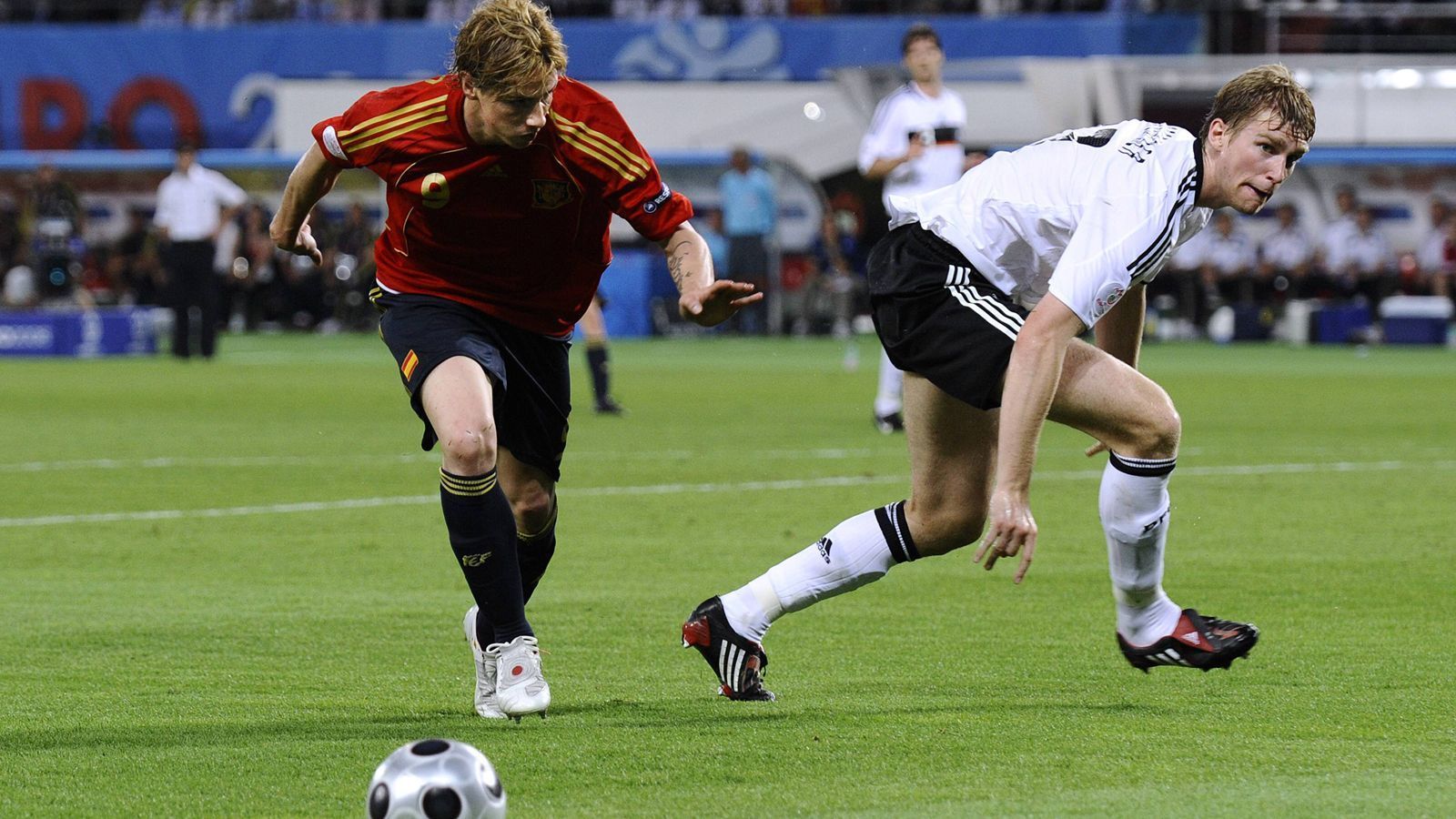 
                <strong>Nur gucken, (noch) nicht anfassen</strong><br>
                Zwei Jahre nach dem Sommermärchen greift Joachim Löw mit der Nationalmannschaft erstmals nach einem Titel. Doch die starken Spanier sind bei der EM 2008 in der Schweiz und in Österreich noch eine Nummer zu groß, im Finale verliert das DFB-Team 0:1.
              