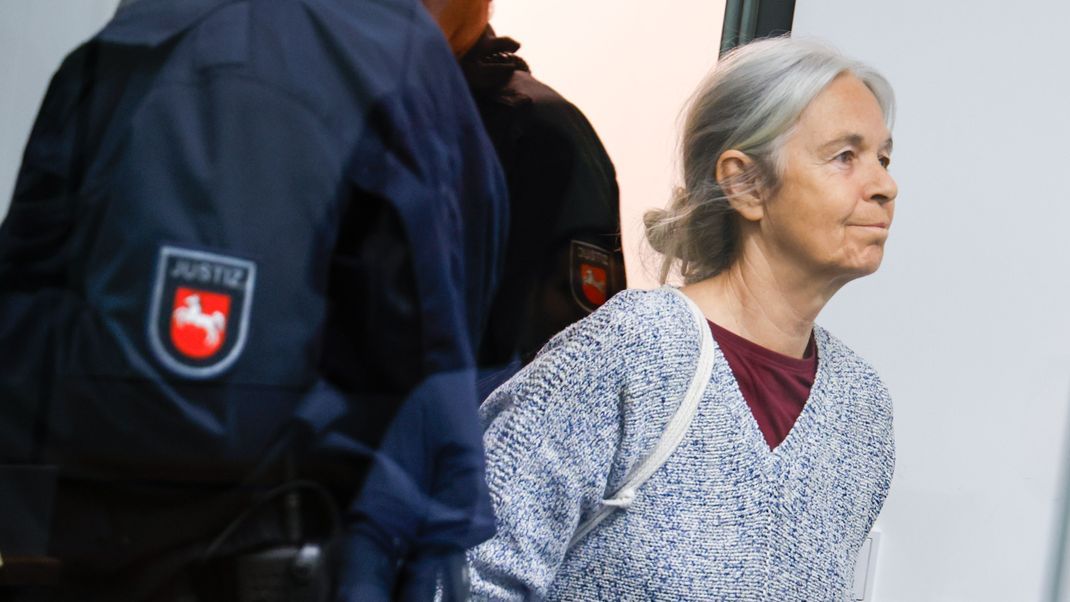 Die Ex-RAF-Terroristin muss sich wegen versuchten Mordes vor Gericht verantworten.