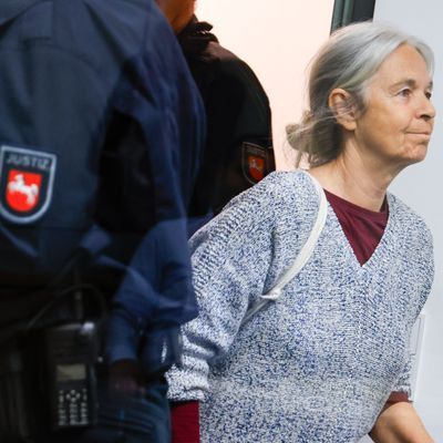 Die Ex-RAF-Terroristin muss sich wegen versuchten Mordes vor Gericht verantworten.
