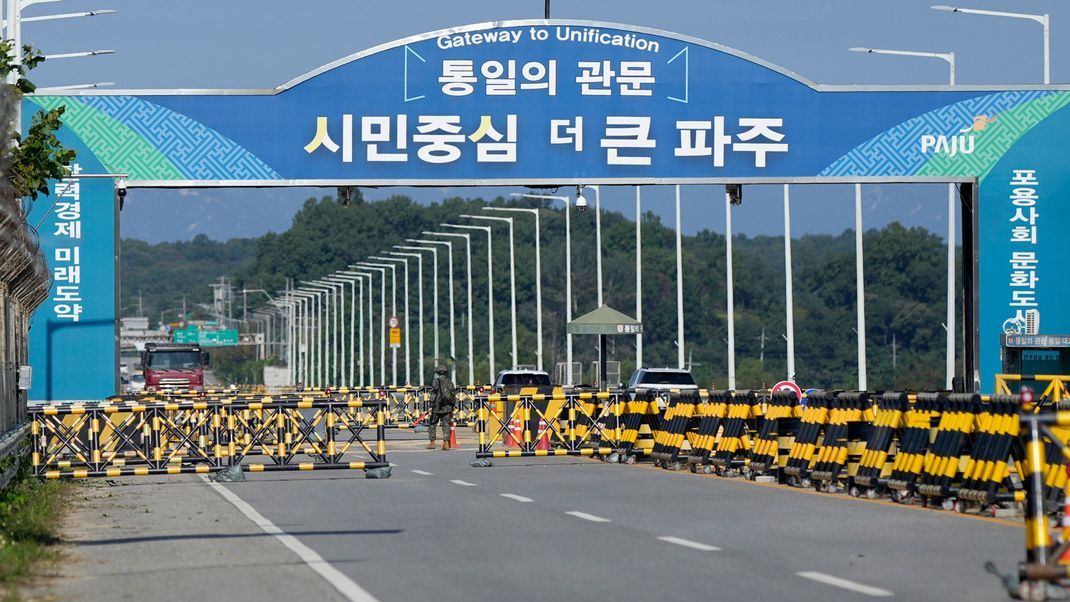 Südkorea, Paju: Barrikaden stehen in der Nähe der Vereinigungsbrücke, die nach Panmunjom in der entmilitarisierten Zone in Paju führt.