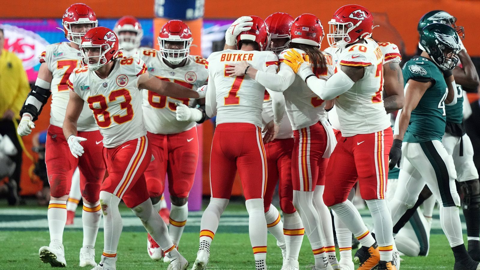 
                <strong>Die Baustellen der Kansas City Chiefs vor der neuen Saison</strong><br>
                Der Super Bowl ist gespielt, der Sieg gefeiert und die Spieler können in den wohlverdienten Urlaub starten. Die nächste Saison steht aber schon bald wieder vor der Tür. Wollen die Kansas Chiefs im nächsten Jahr den zweiten Titel in Folge schaffen, müssen sie einige Löcher im Kader stopfen. Denn einige prominente Spieler haben keinen Vertrag mehr. Worauf müssen die Chiefs in der Offseason achten? ran hat die Antworten.
              