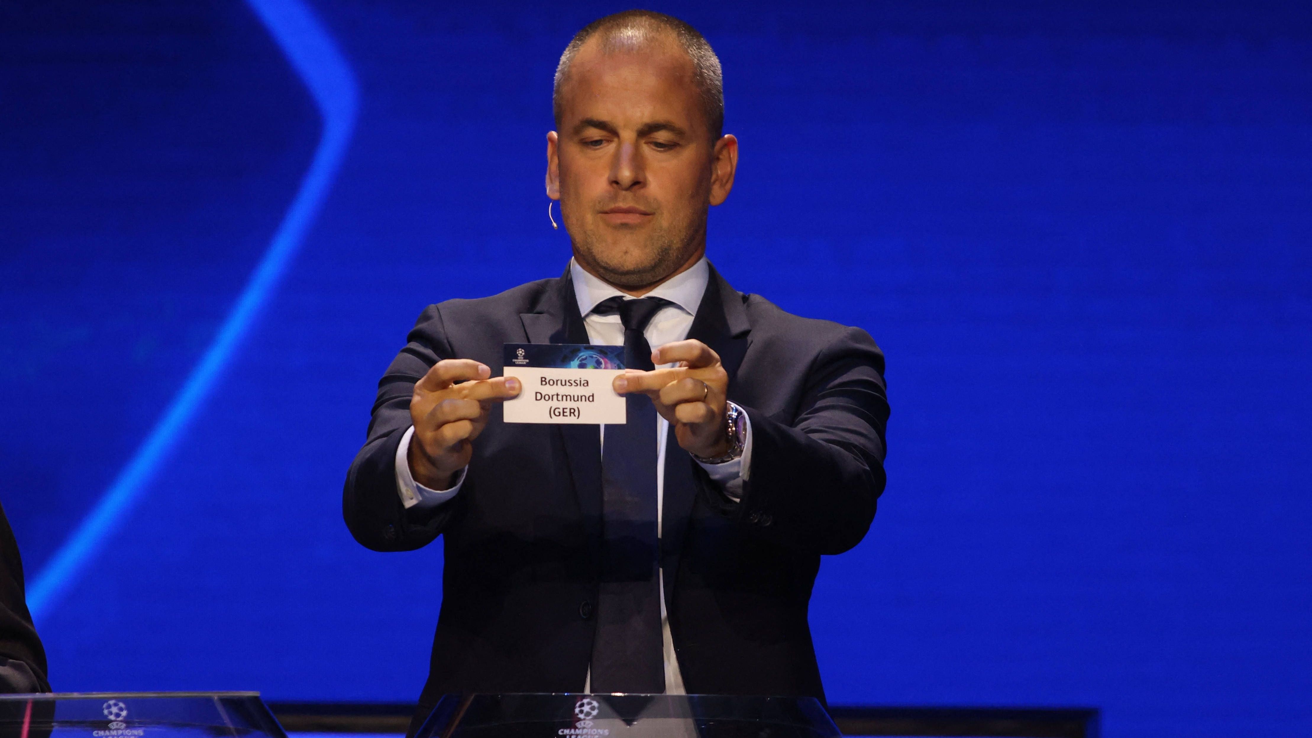 <strong>Champions-League-Reform</strong><br>In der Königsklasse heißt es: Alles neu macht die Saison 2024/25. Die bisher bekannte Gruppenphase fällt weg, dafür gibt es einen neuen Modus. Die 36 partizipierenden Klubs befinden sich alle in einer Tabelle. Alle Teams müssen jeweils vier Heim- und Auswärtsspiele gegen acht verschiedene Gegner bestreiten. Bestimmt werden diese mit Hilfe von Lostöpfen.